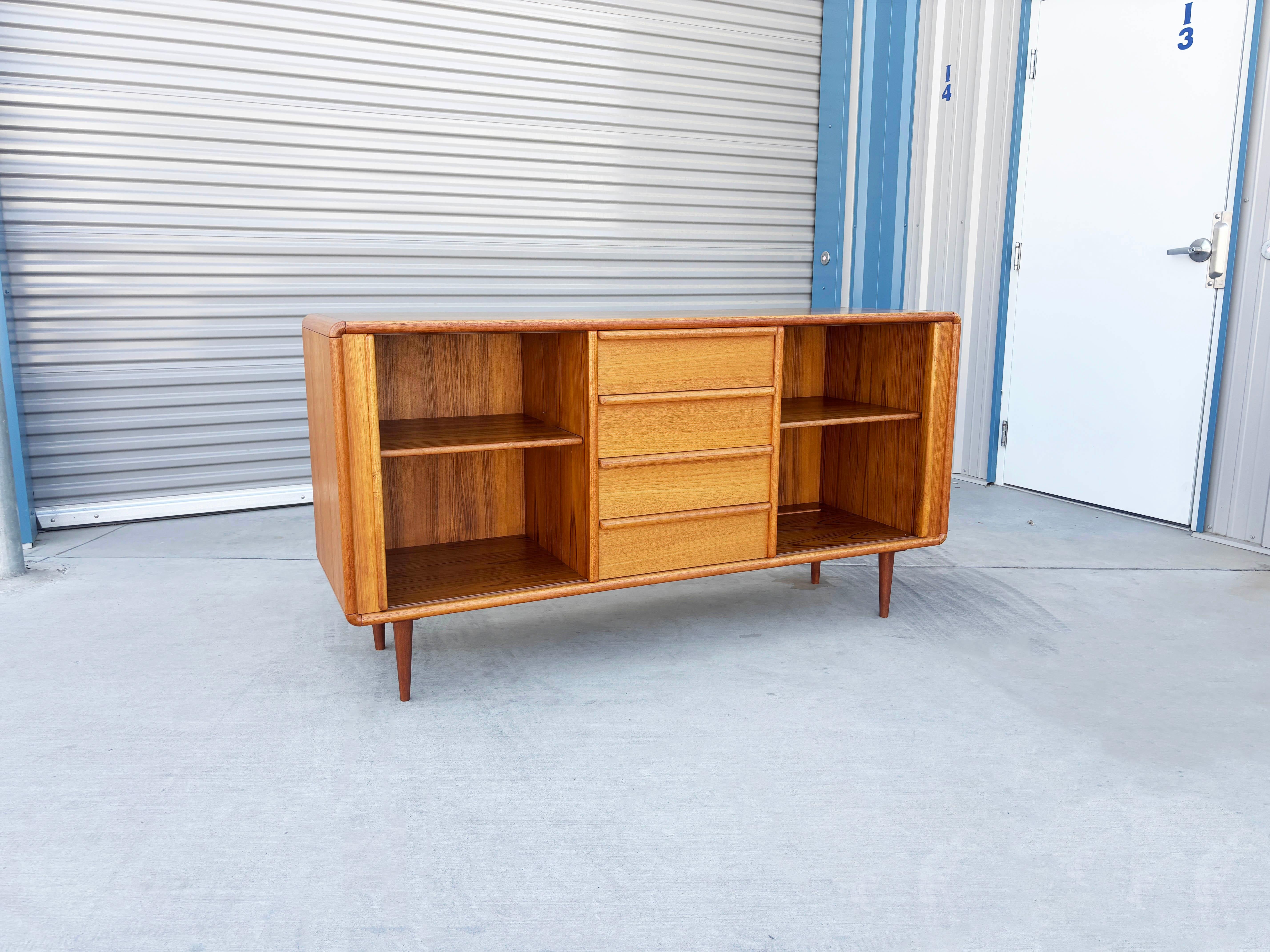 Credenza in legno di noce del 1960 di Bakers Bro in vendita 1