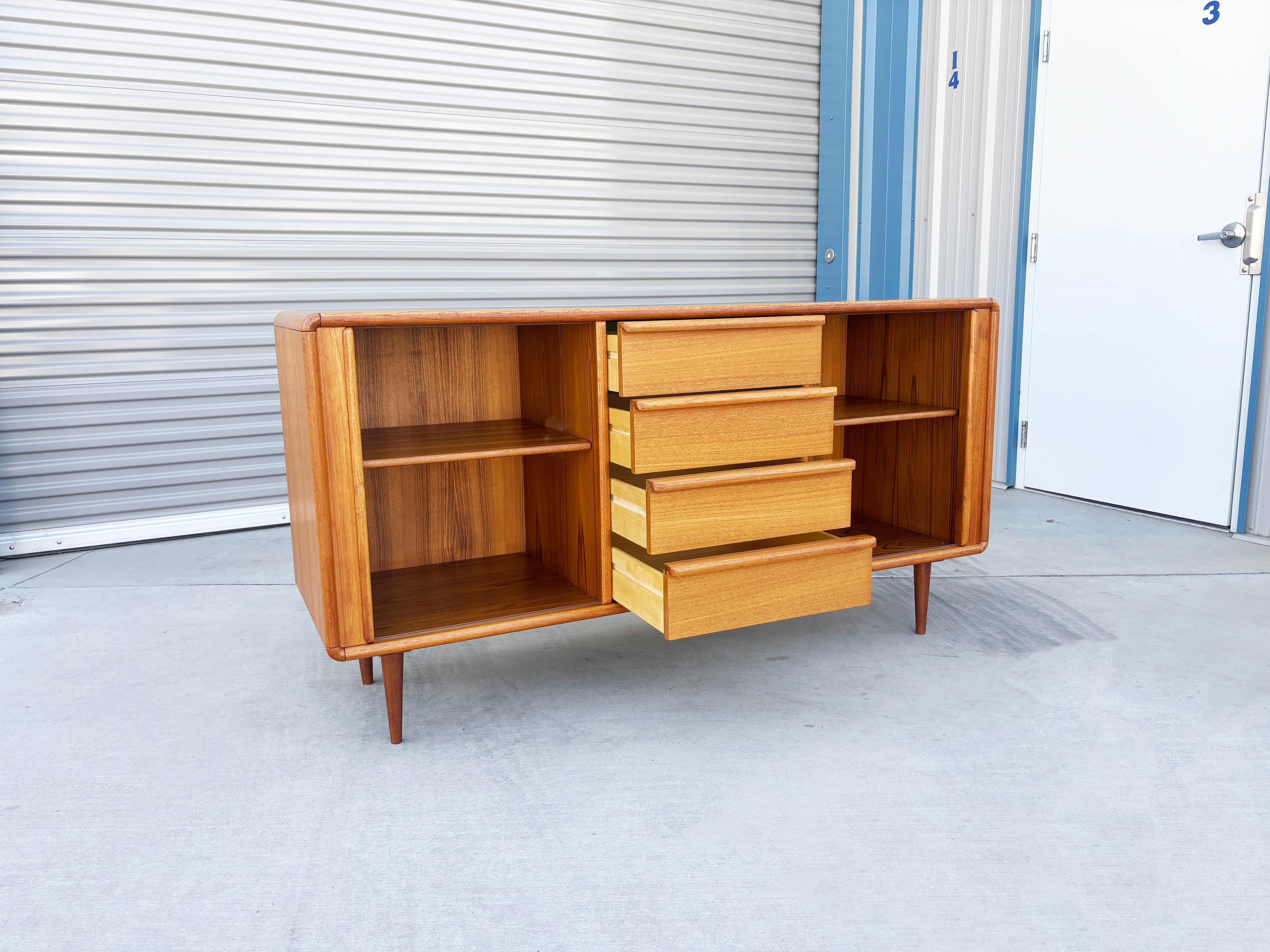 Credenza in legno di noce del 1960 di Bakers Bro in vendita 2
