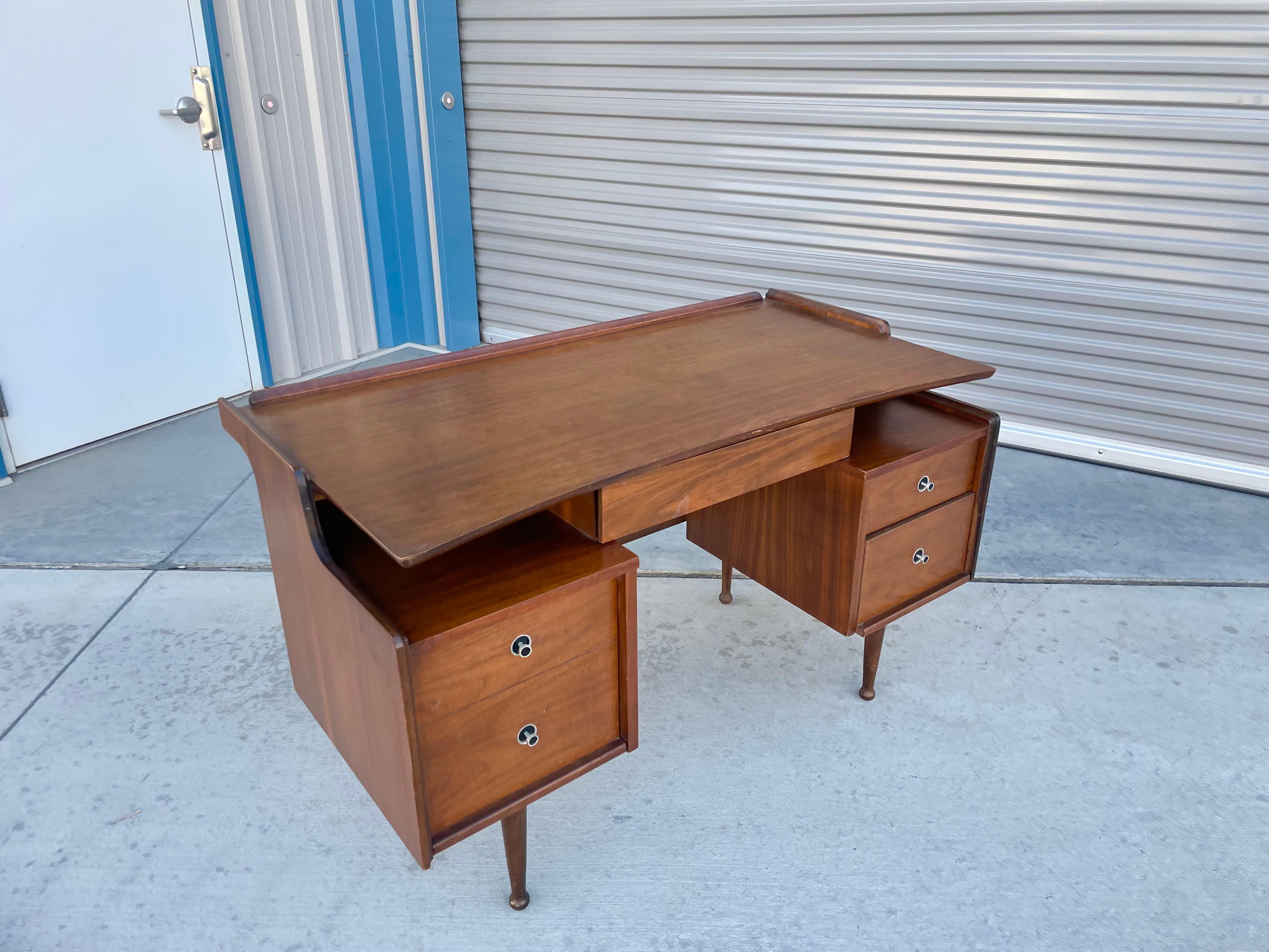 1960s Mid Century Walnut Desk Designed by Hooker In Good Condition For Sale In North Hollywood, CA