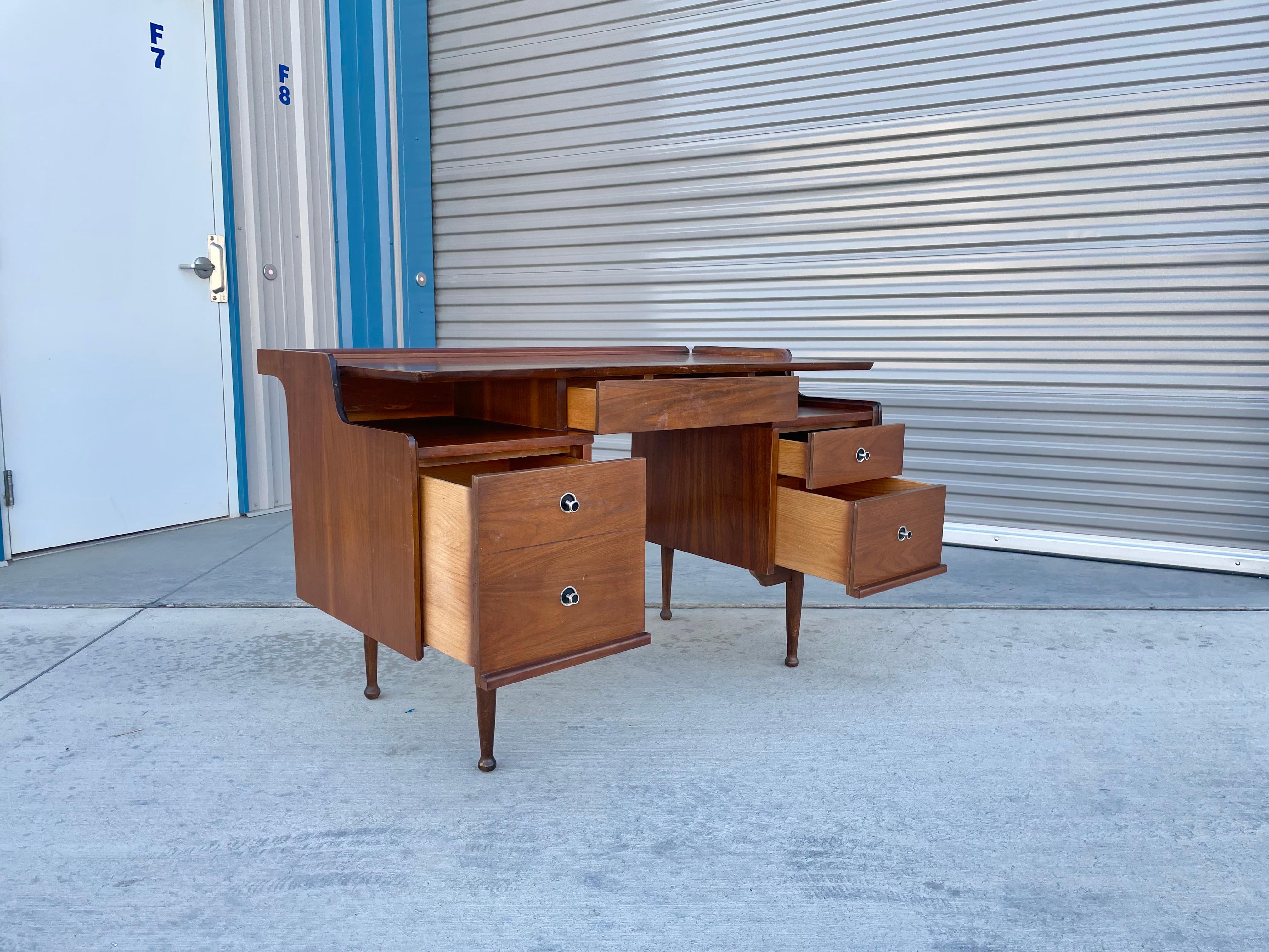 Milieu du XXe siècle 1960s Mid Century Walnut Desk Designed by Hooker en vente