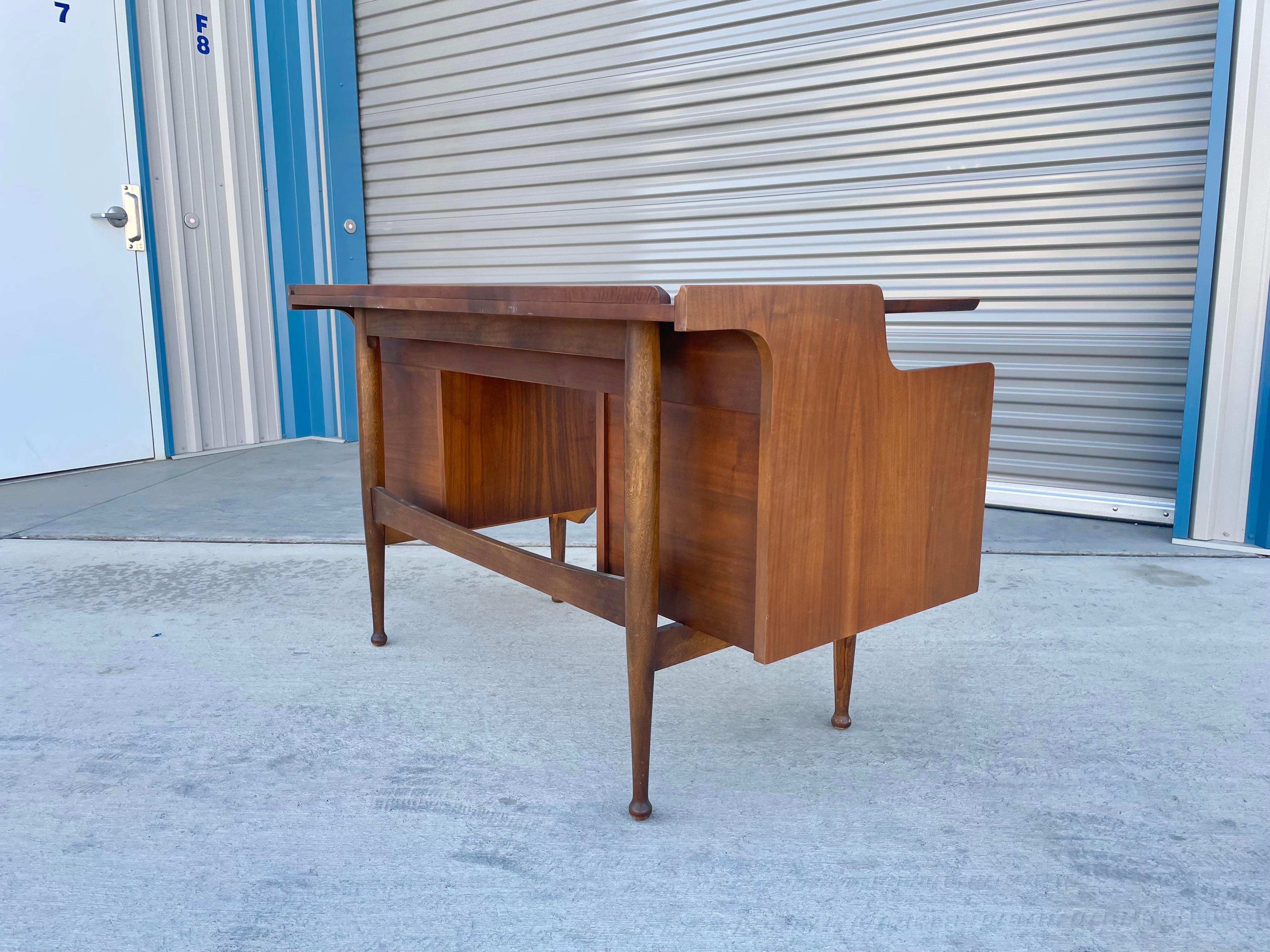 1960s Mid Century Walnut Desk Designed by Hooker en vente 1