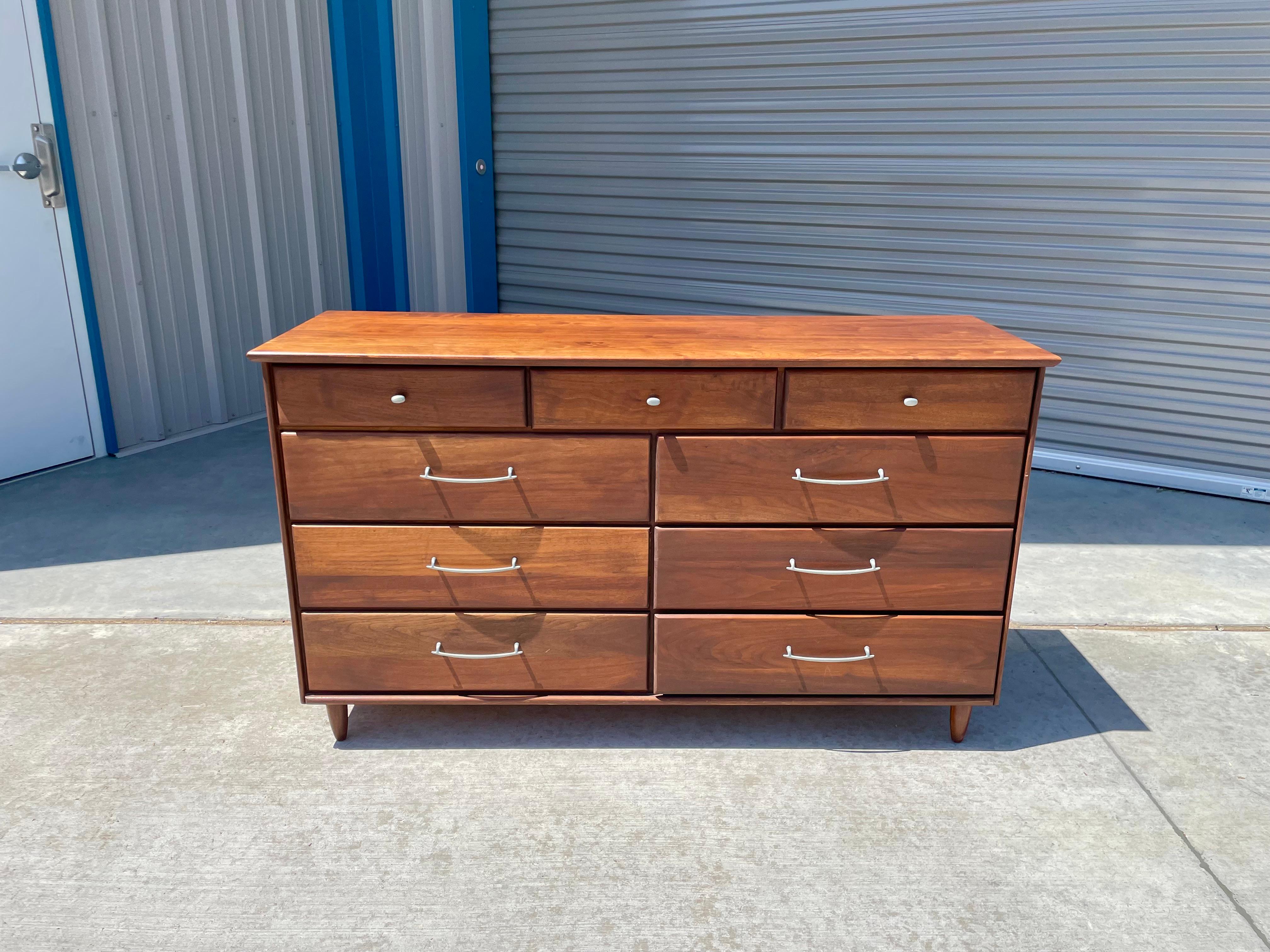 Mid-century walnut dresser designed and manufactured by Ace-Hi in the United States circa 1960s. This stunning dresser has nine pull-out drawers with aluminum handles, making it easy to push or pull out the drawers. The dresser also features a