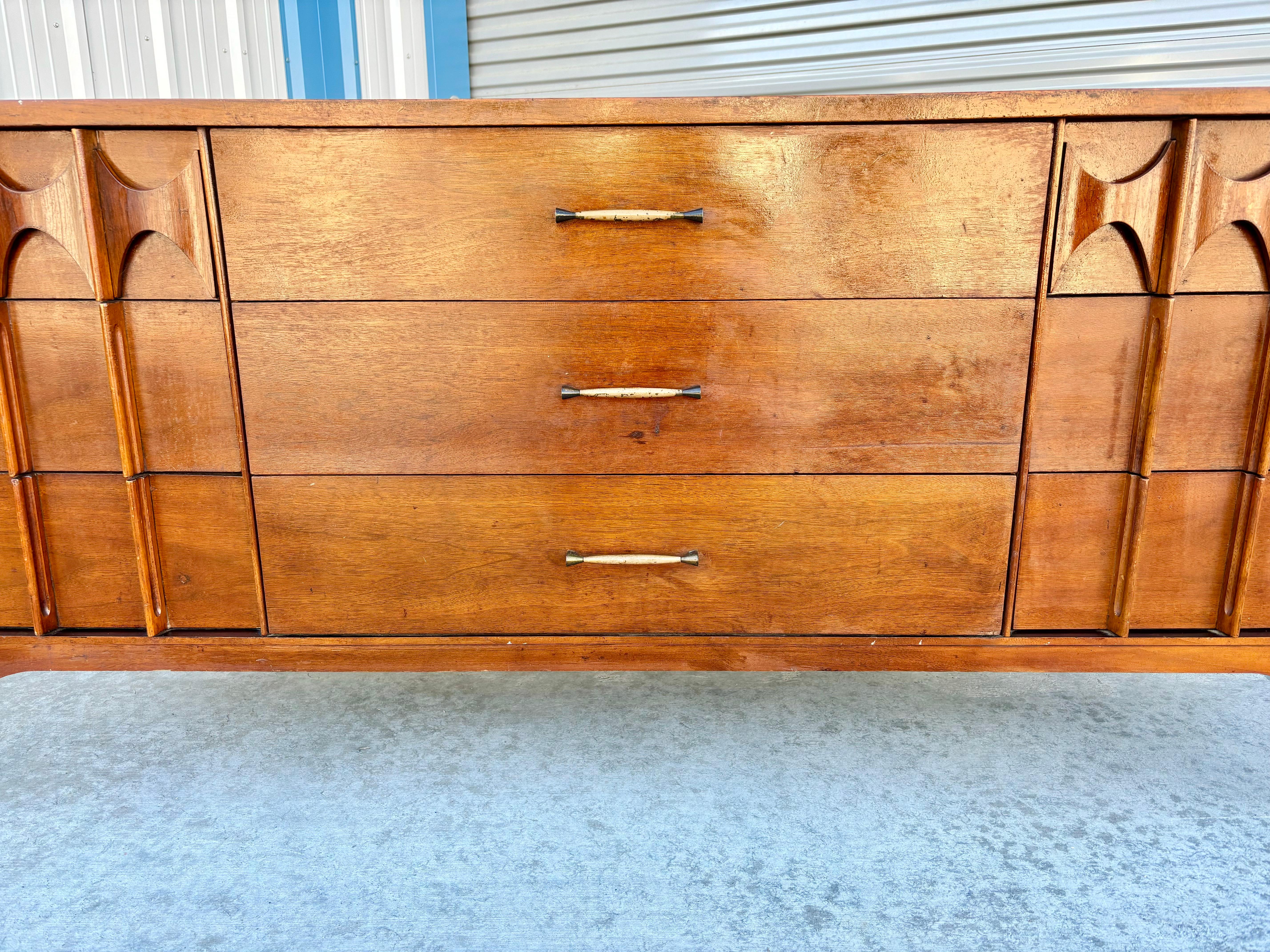 Comò in legno di noce del 1960 di Kent Coffey In condizioni buone in vendita a North Hollywood, CA