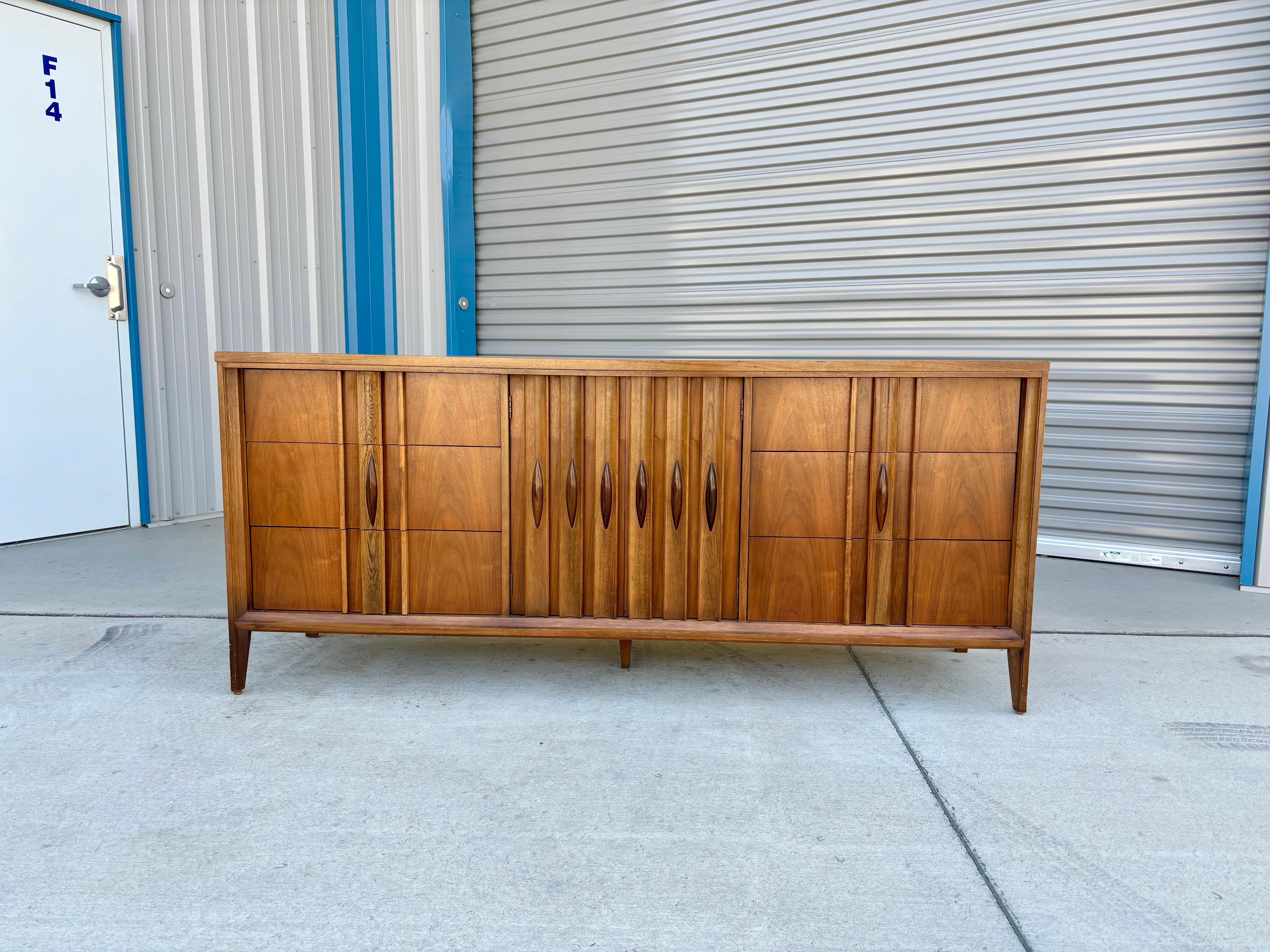 1960s Mid Century Walnut Dresser by Thomasville In Good Condition For Sale In North Hollywood, CA