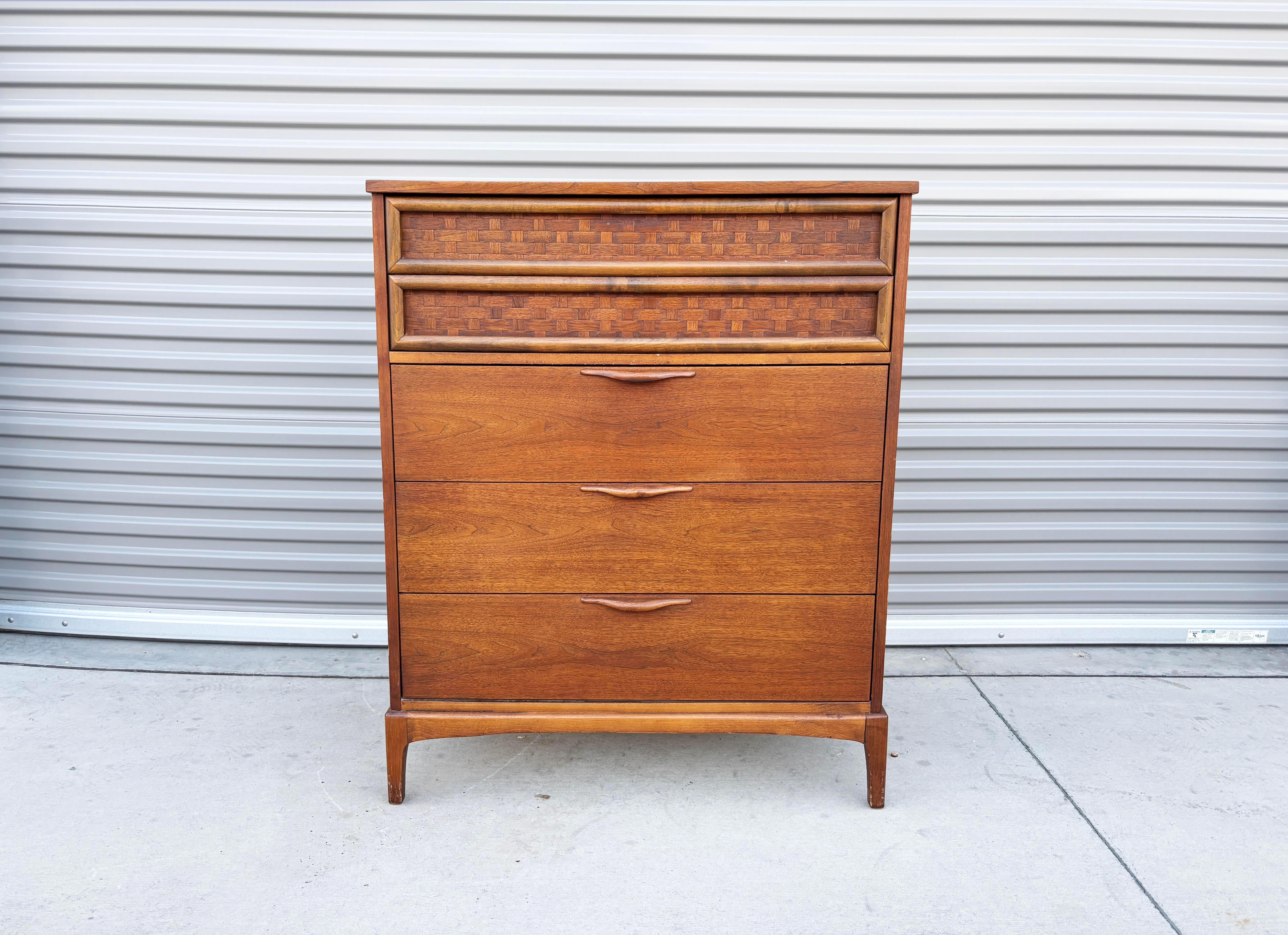 1960s Mid-Century Walnuss Highboy von Lane's ✨

Dieser elegante Highboy aus Walnussholz aus der Mitte des Jahrhunderts, der in den 1960er Jahren von Lane's in den Vereinigten Staaten entworfen und hergestellt wurde, ist ein schönes Beispiel für die