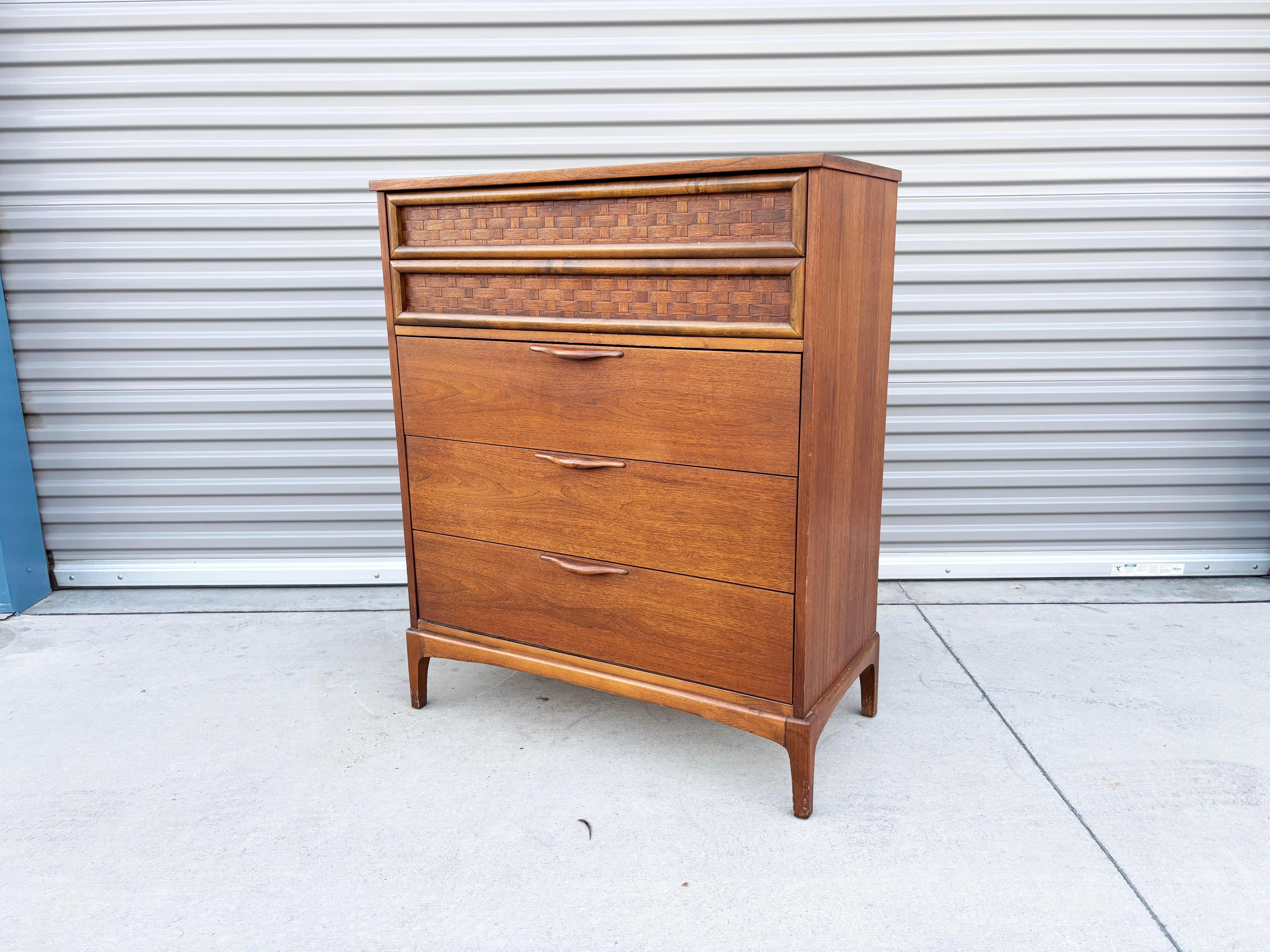1960er Jahre Mid Century Nussbaum Highboy von Lane's (Moderne der Mitte des Jahrhunderts) im Angebot