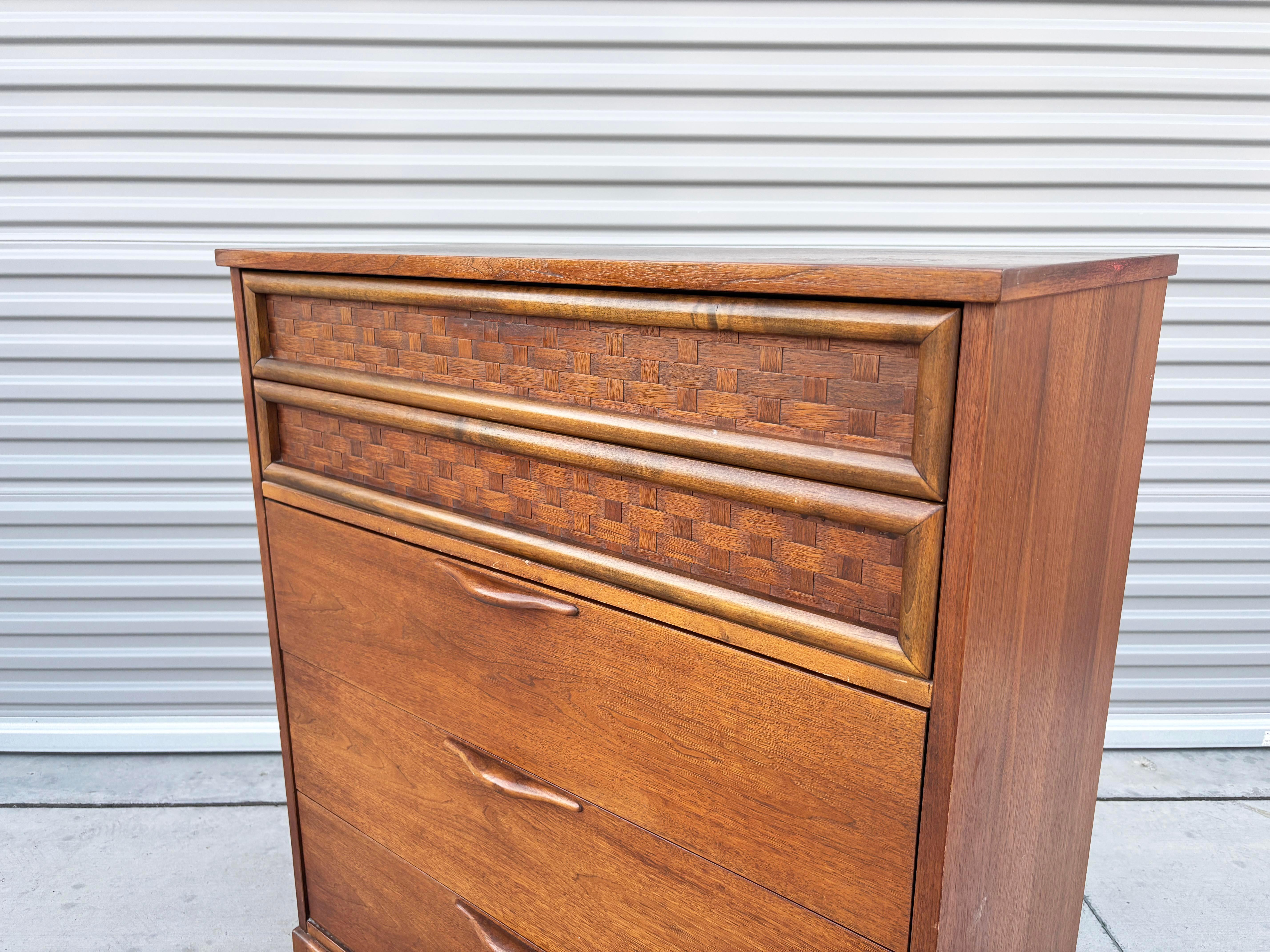 1960er Jahre Mid Century Nussbaum Highboy von Lane's (amerikanisch) im Angebot