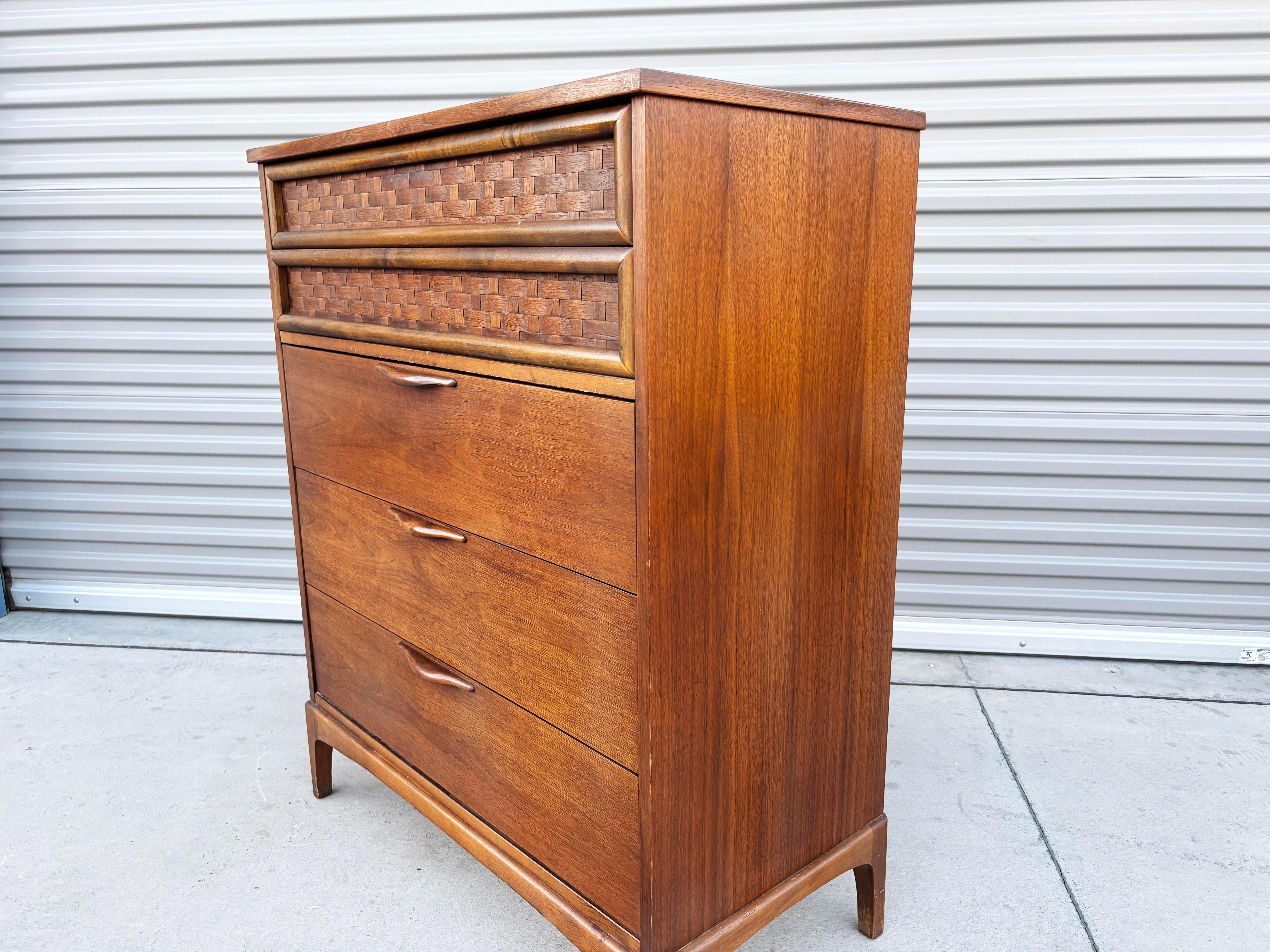 1960er Jahre Mid Century Nussbaum Highboy von Lane's (Mitte des 20. Jahrhunderts) im Angebot