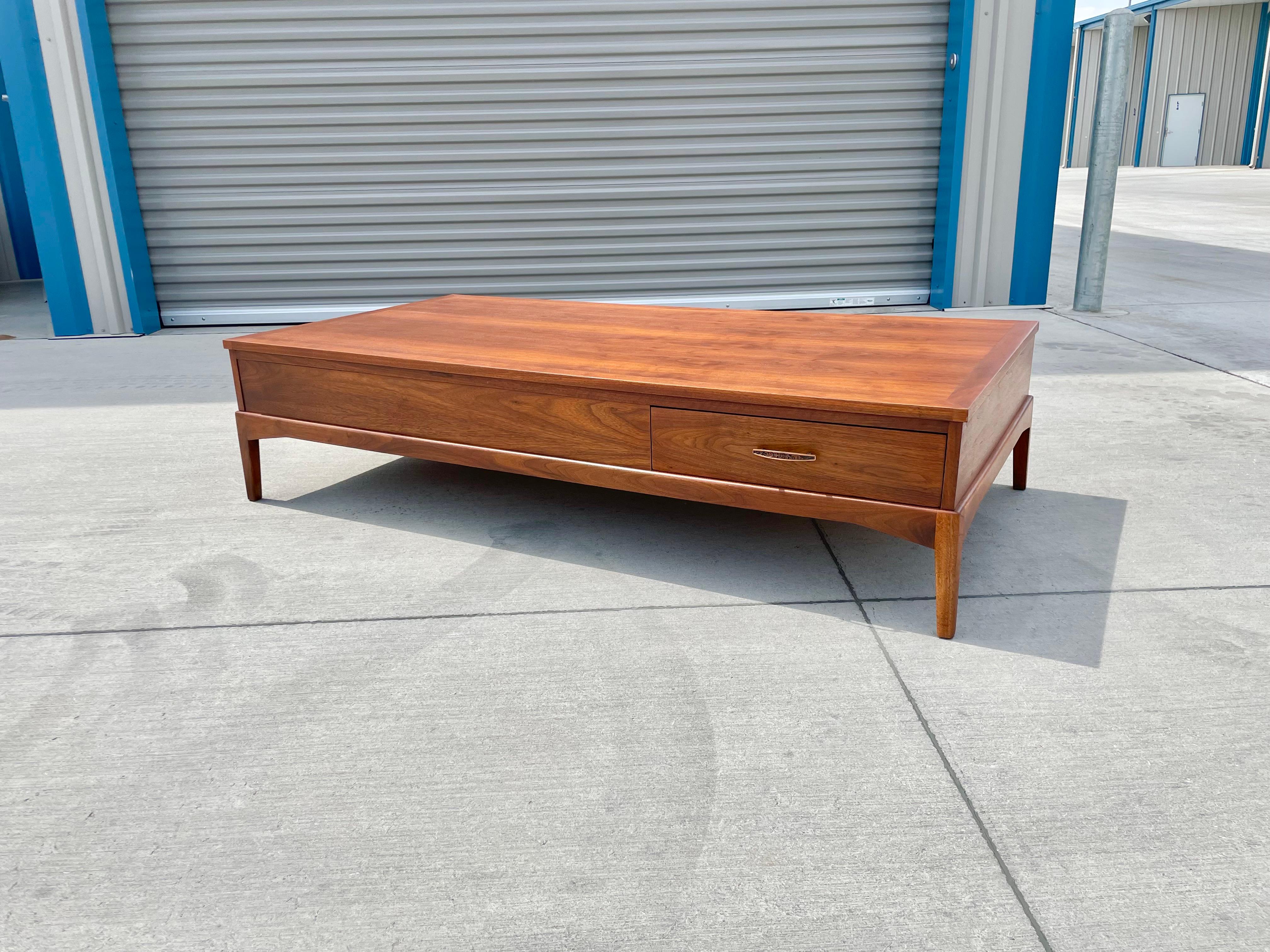 1960s Mid Century Walnut Lane Rhythm Coffee Table In Good Condition For Sale In North Hollywood, CA