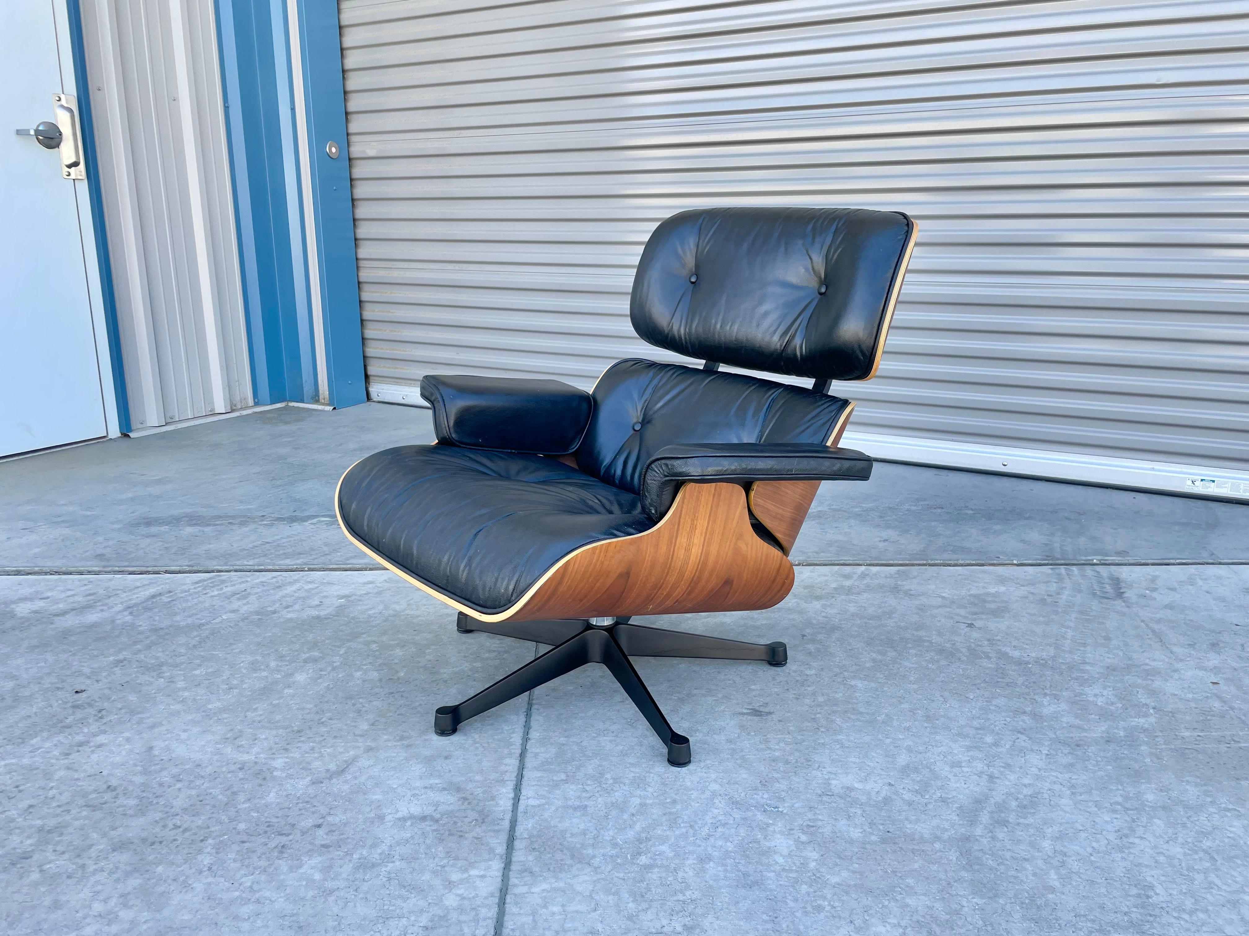 1960s Mid Century Walnut & Leather Lounge Chair by Eames for Vitra - Set of 2 Bon état - En vente à North Hollywood, CA