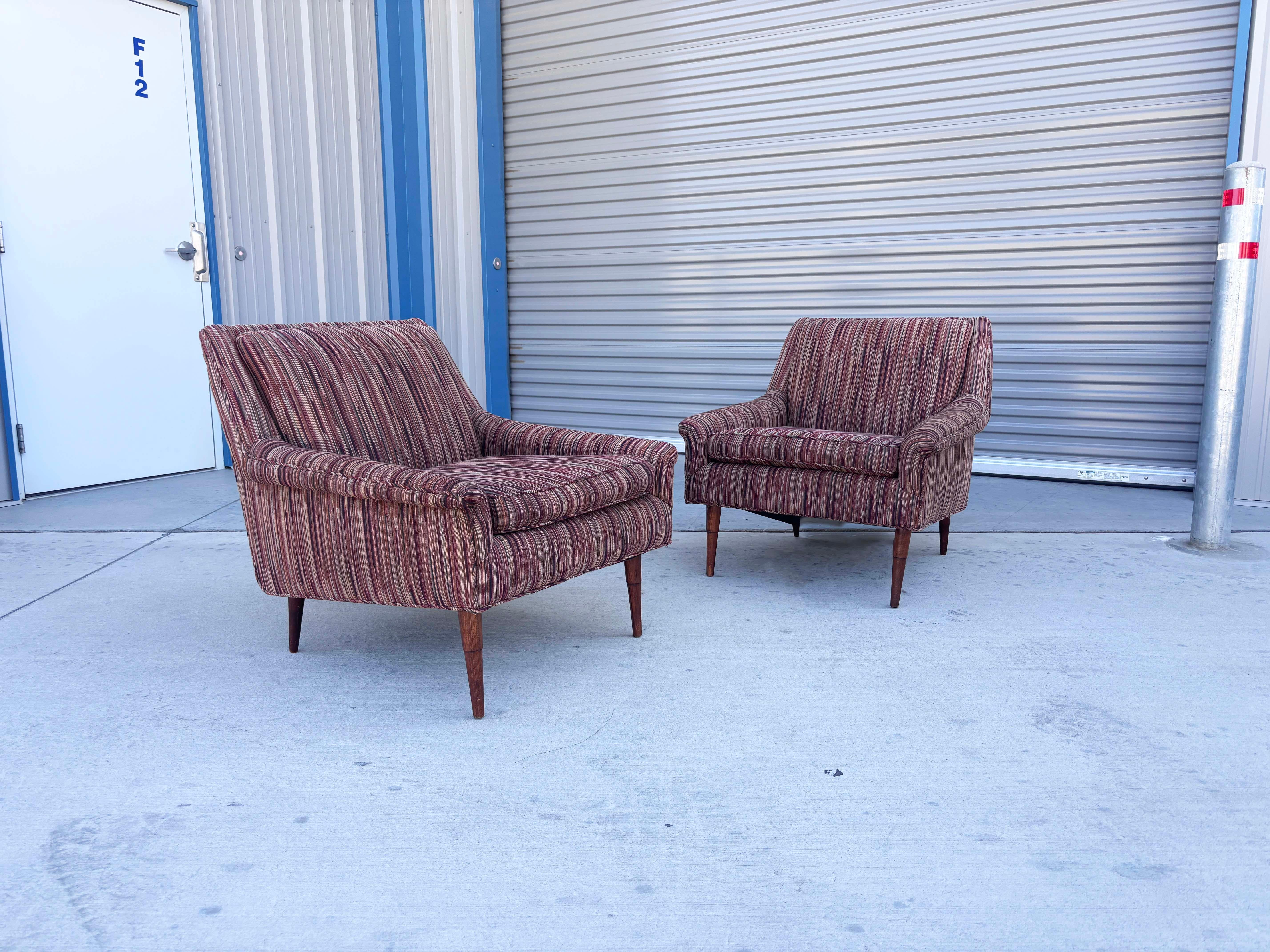 Sillas de salón de nogal de mediados de siglo de 1960 Moderno de mediados de siglo en venta