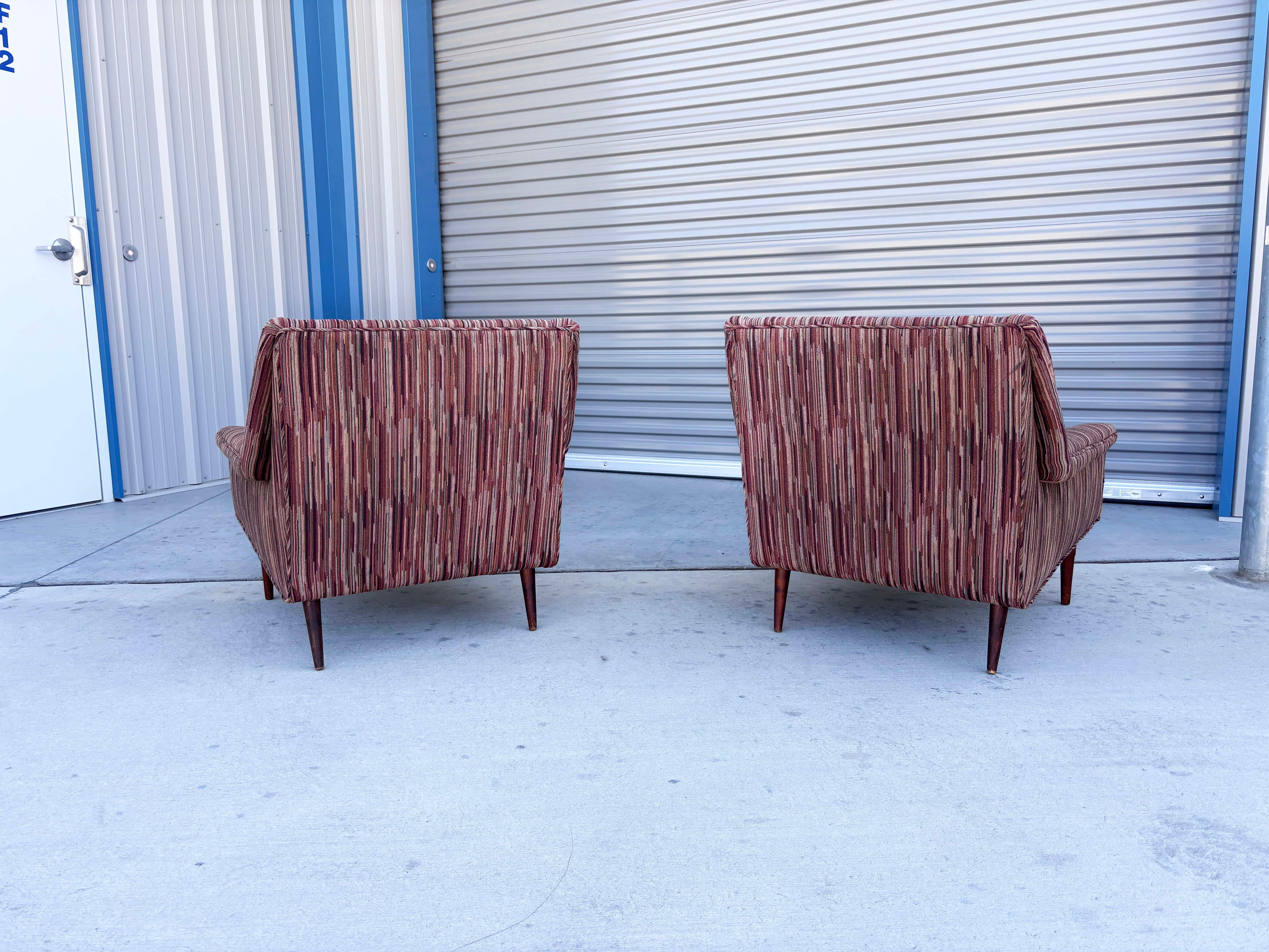 Sillas de salón de nogal de mediados de siglo de 1960 Tela en venta