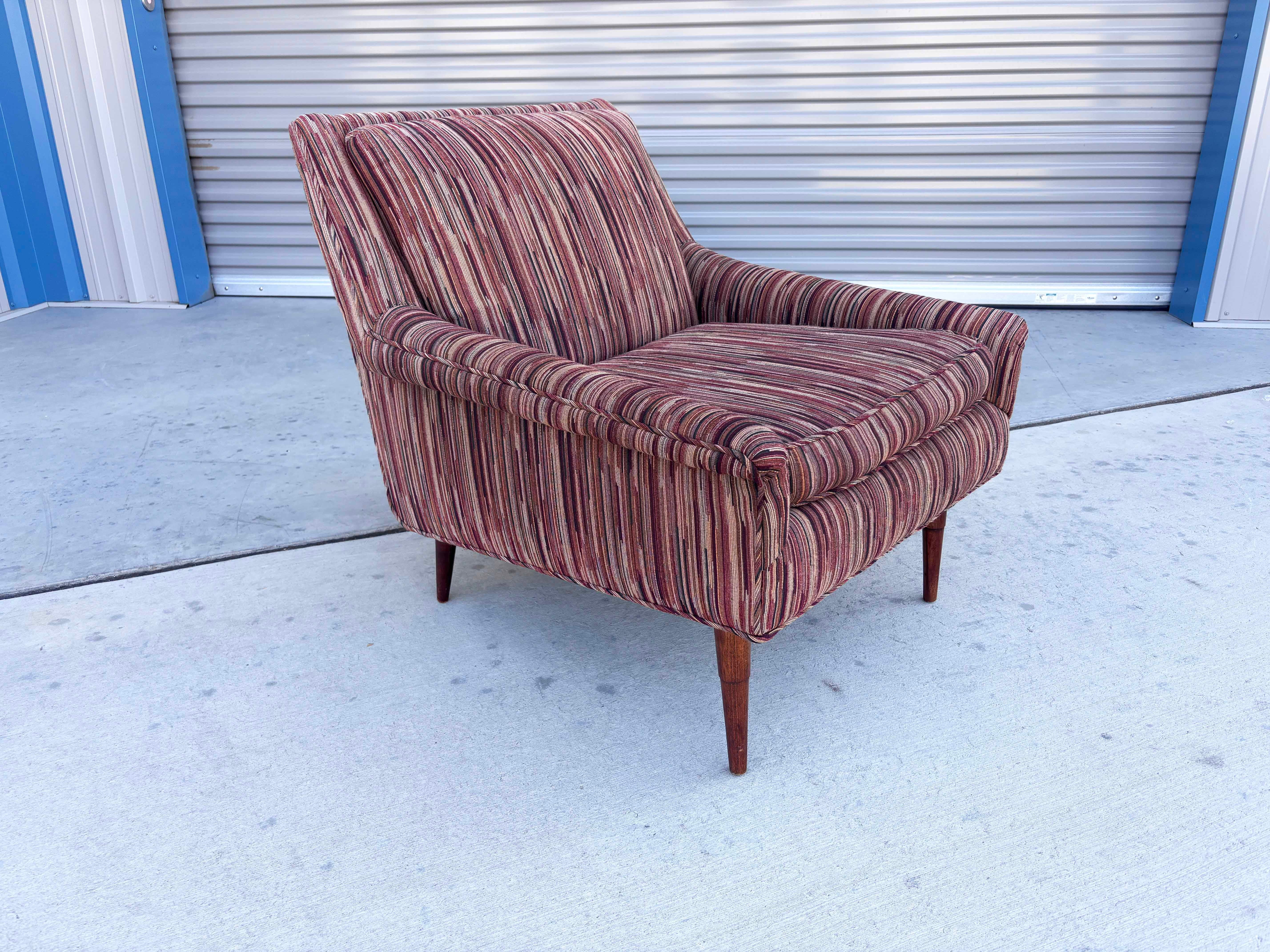 Sillas de salón de nogal de mediados de siglo de 1960 en venta 2