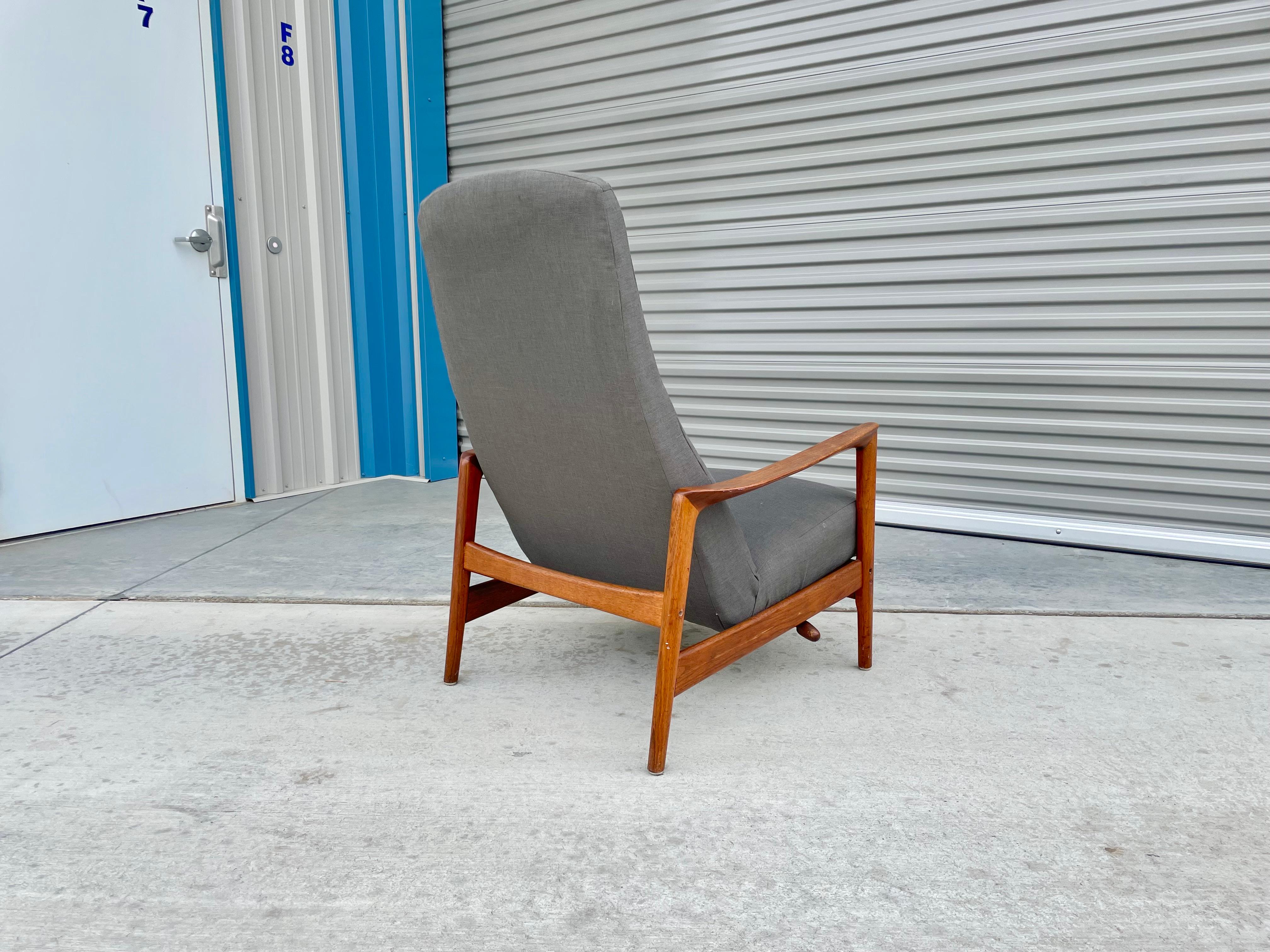 1960s Mid Century Walnut Recliner by Folke Ohlsson for Dux For Sale 2