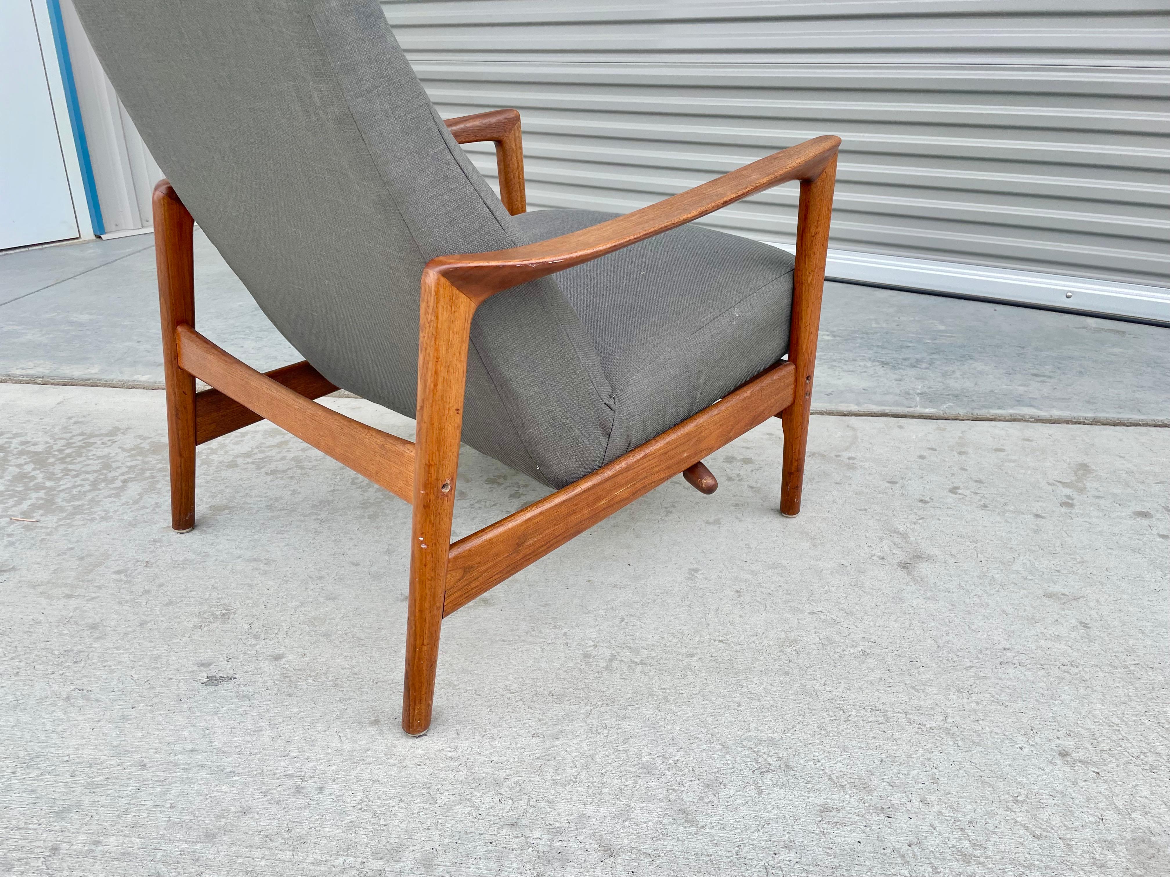 1960s Mid Century Walnut Recliner by Folke Ohlsson for Dux For Sale 3