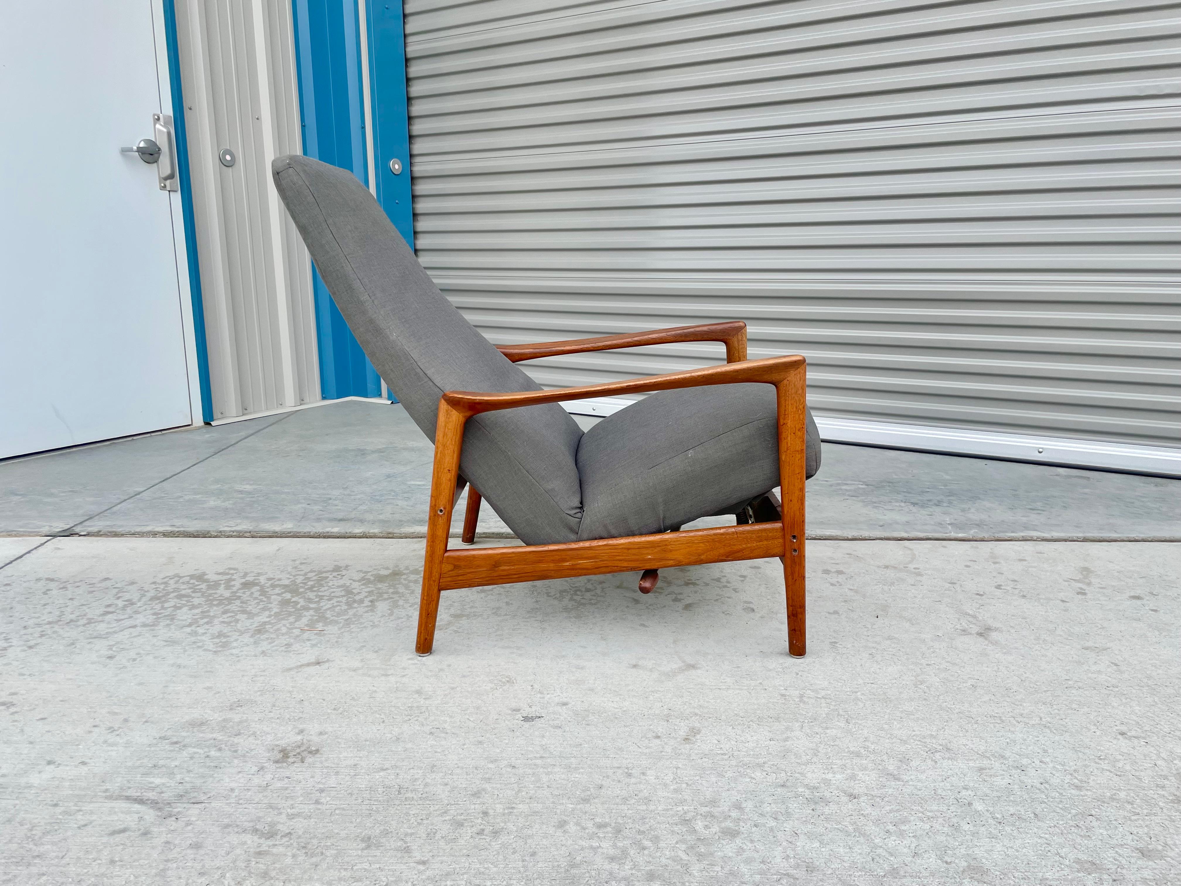 Tissu Fauteuil de repos en noyer du milieu du siècle 1960 par Folke Ohlsson pour Dux en vente