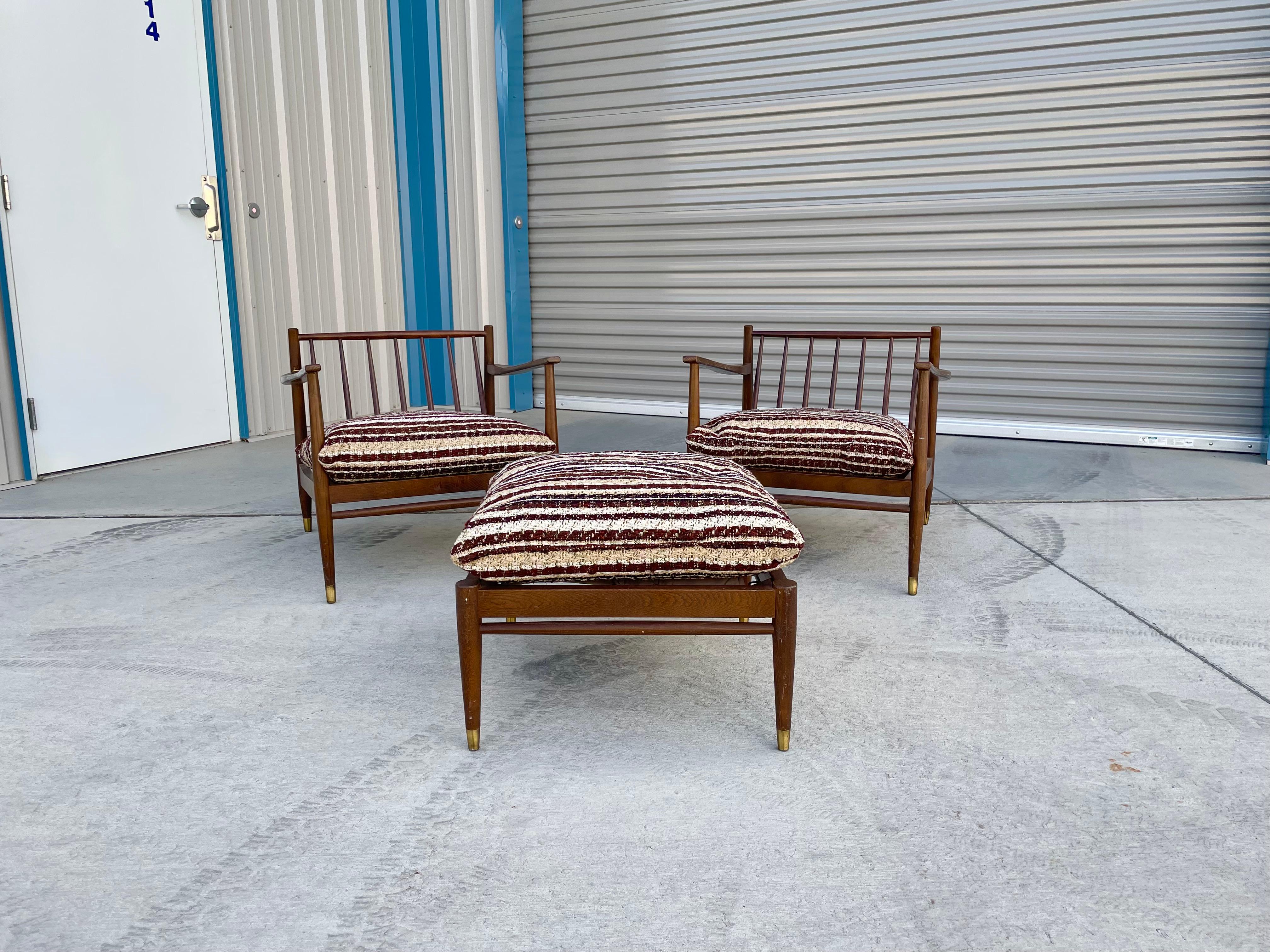 Paire de chaises longues et ottomanes du milieu du siècle, conçues et fabriquées aux Etats-Unis vers les années 1960. Ces superbes chaises et ottomanes sont inspirés du style de Folke Ohlsson. La chaise est dotée d'un cadre en noyer, ce qui lui