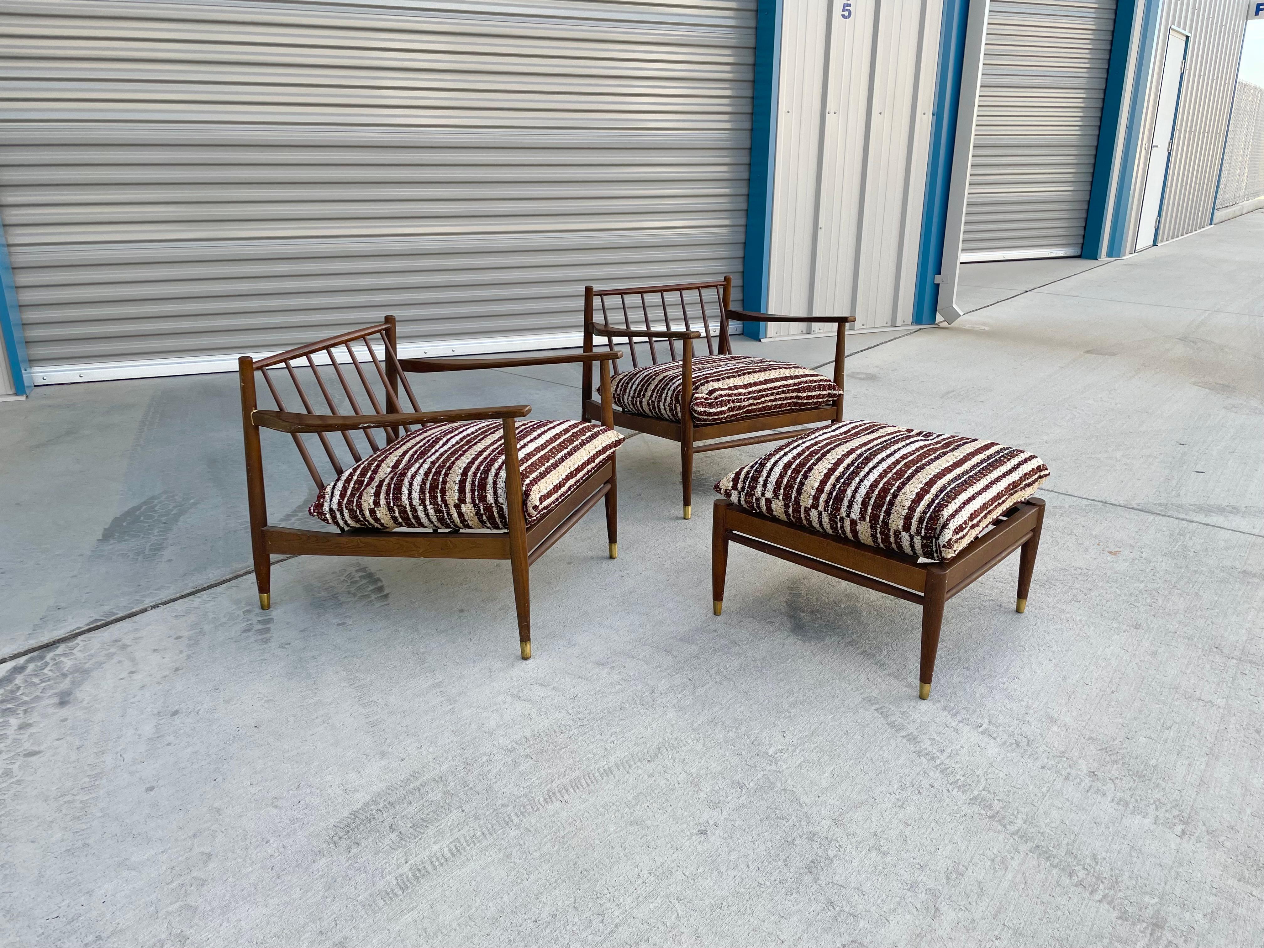 Américain 1960s Mid Century Walnut Slipper Lounge Chairs - Set of 3 en vente