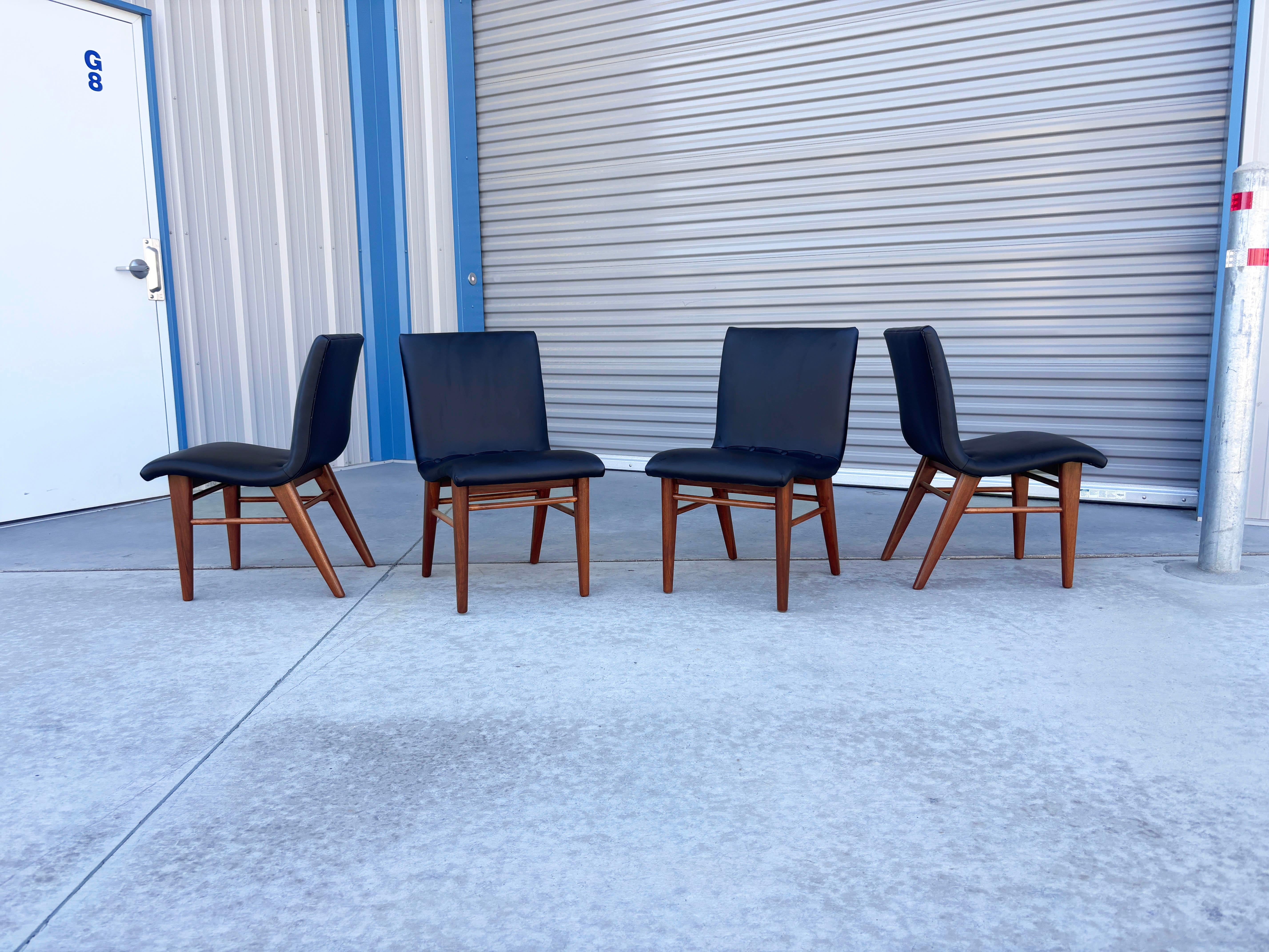 Materiale sintetico Sedie da pranzo in legno di noce e vinile del 1960 - Set di 6 sedie in vendita