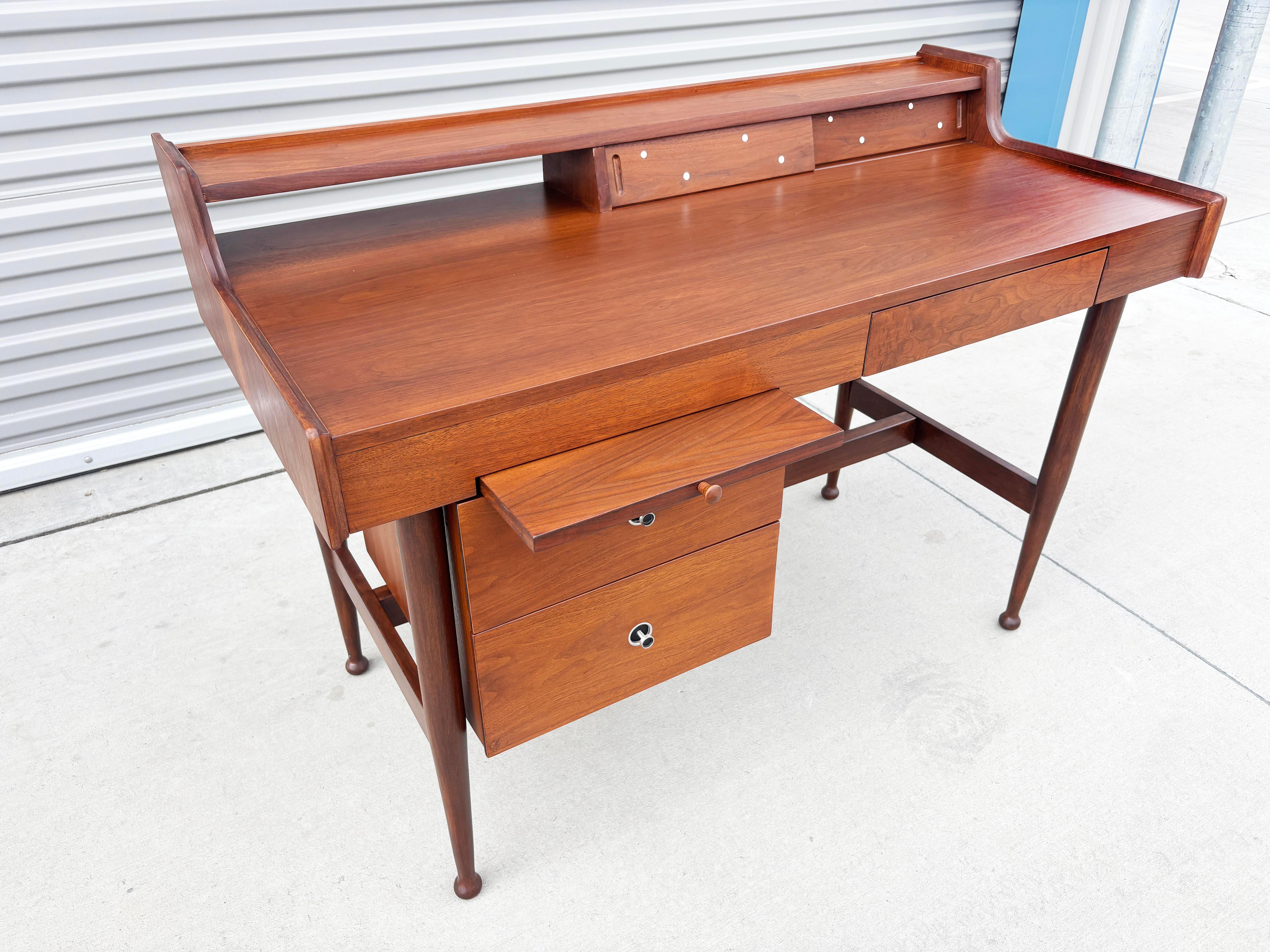1960s Mid Century Walnut Writing Desk by Hooker (Refinished) In Good Condition In North Hollywood, CA