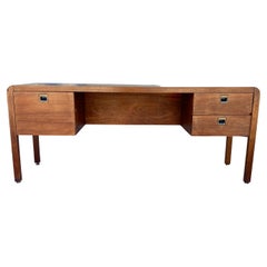 Bureau en noyer du milieu du siècle 1960
