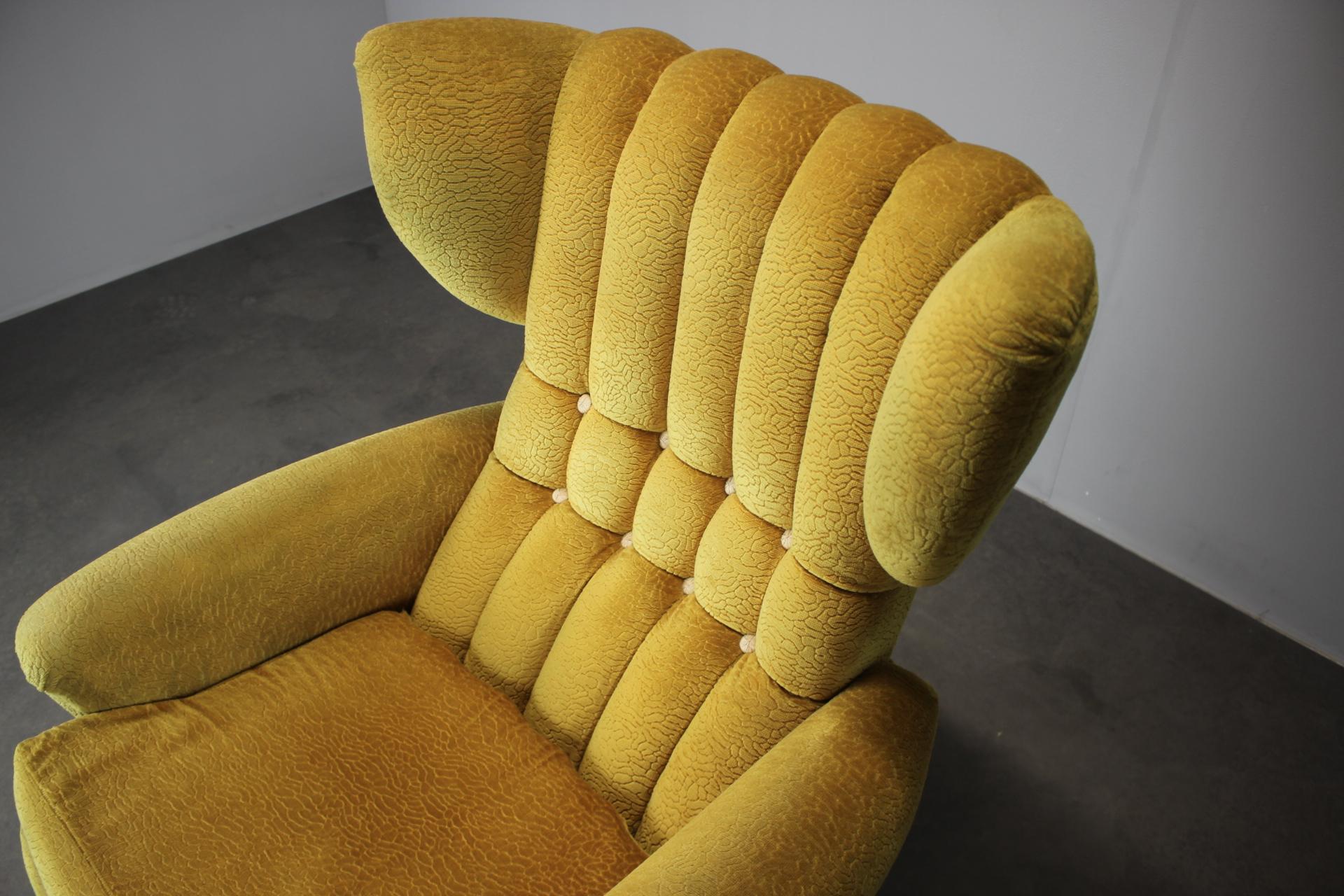 1960s Mid-Century Wingback Swivel Lounge Chair from Czechoslovakia en venta 3