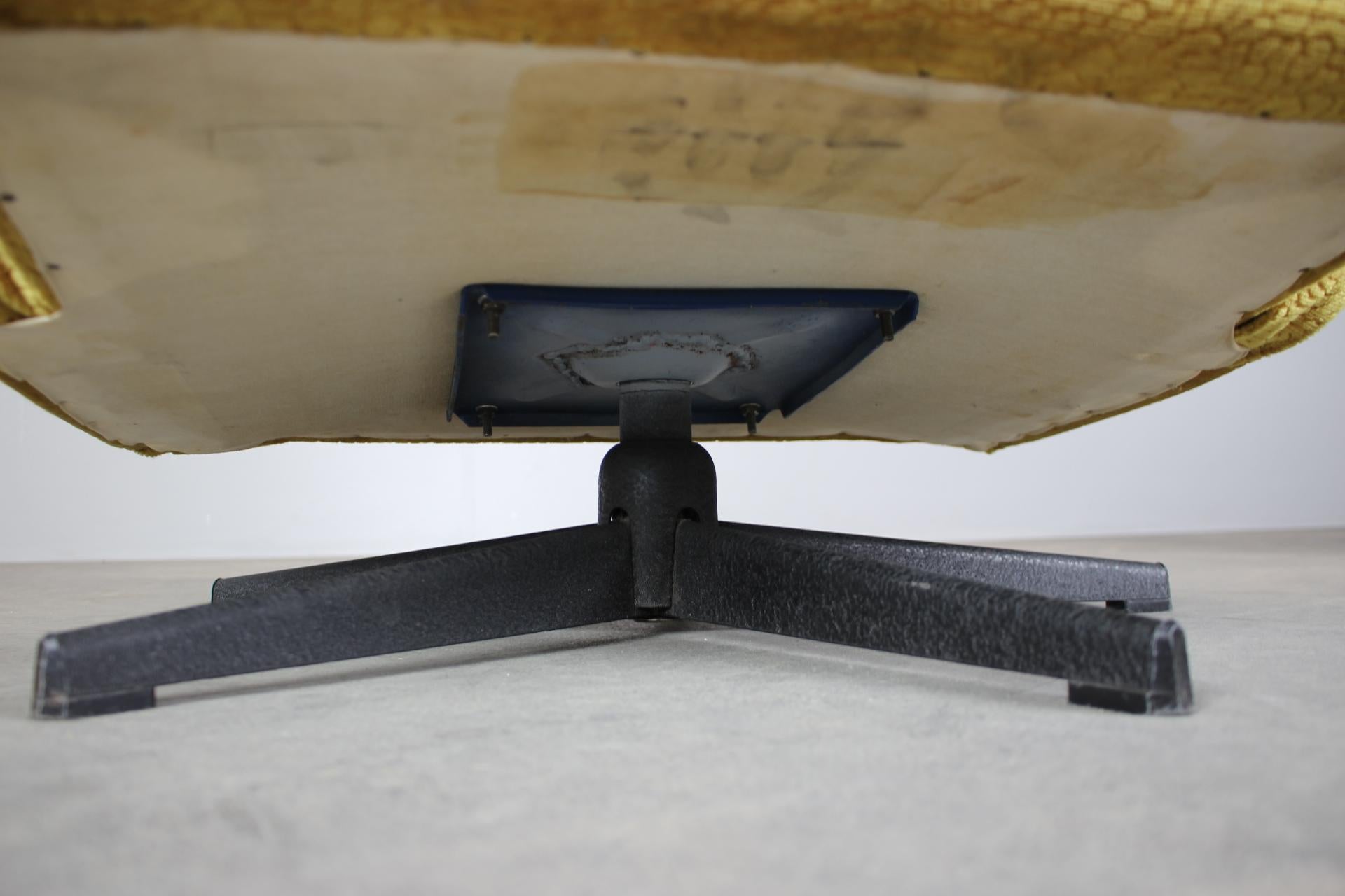 1960s Mid-Century Wingback Swivel Lounge Chair from Czechoslovakia en venta 4