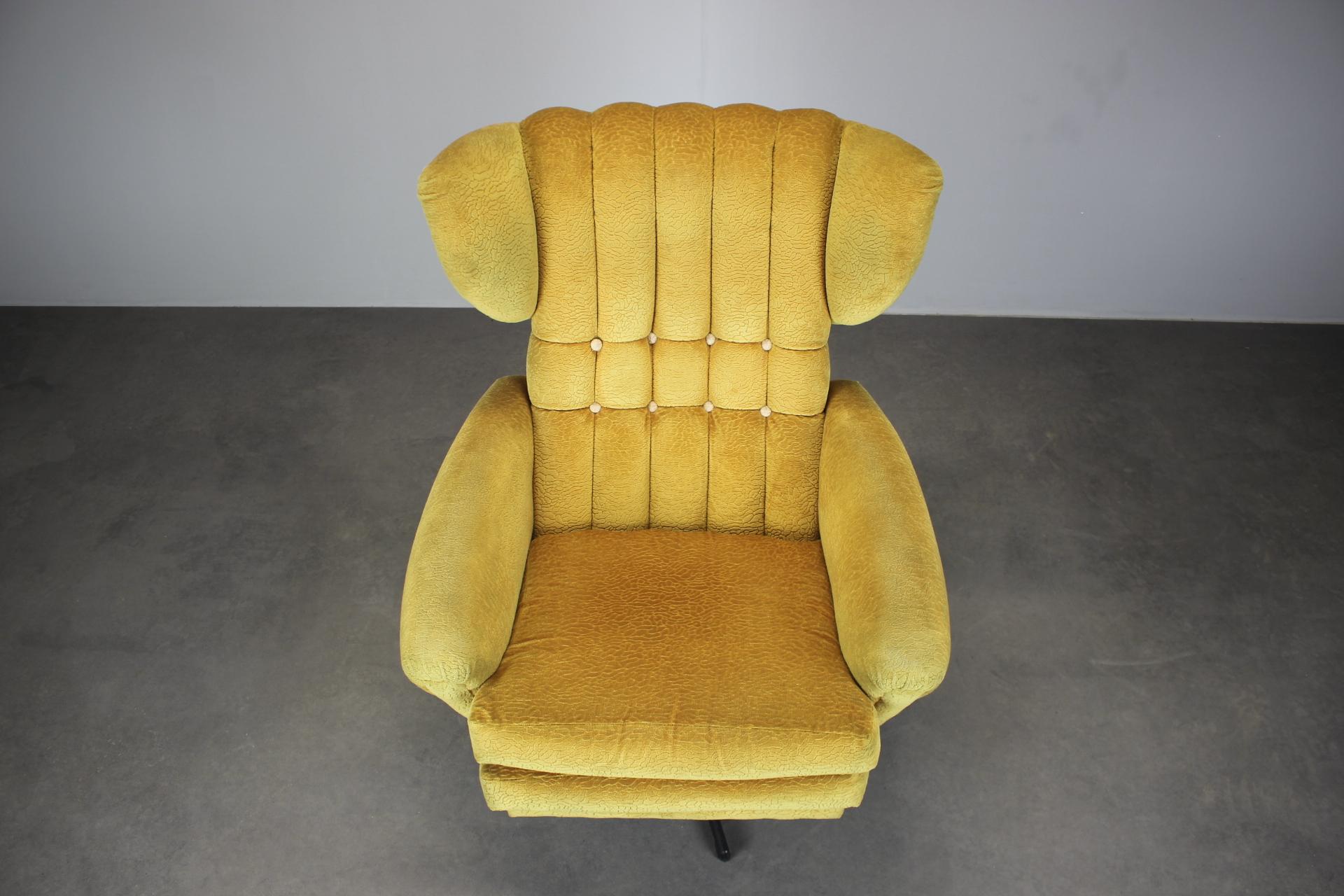 1960s Mid-Century Wingback Swivel Lounge Chair from Czechoslovakia Moderno de mediados de siglo en venta