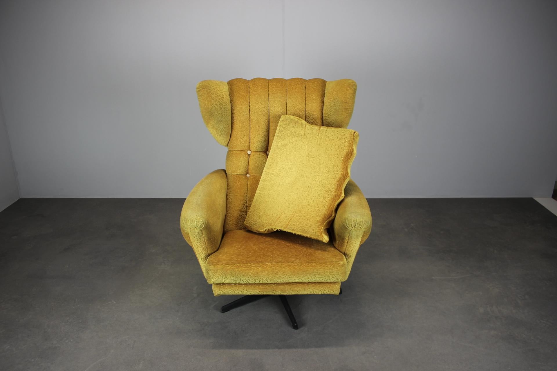 1960s Mid-Century Wingback Swivel Lounge Chair from Czechoslovakia Checo en venta