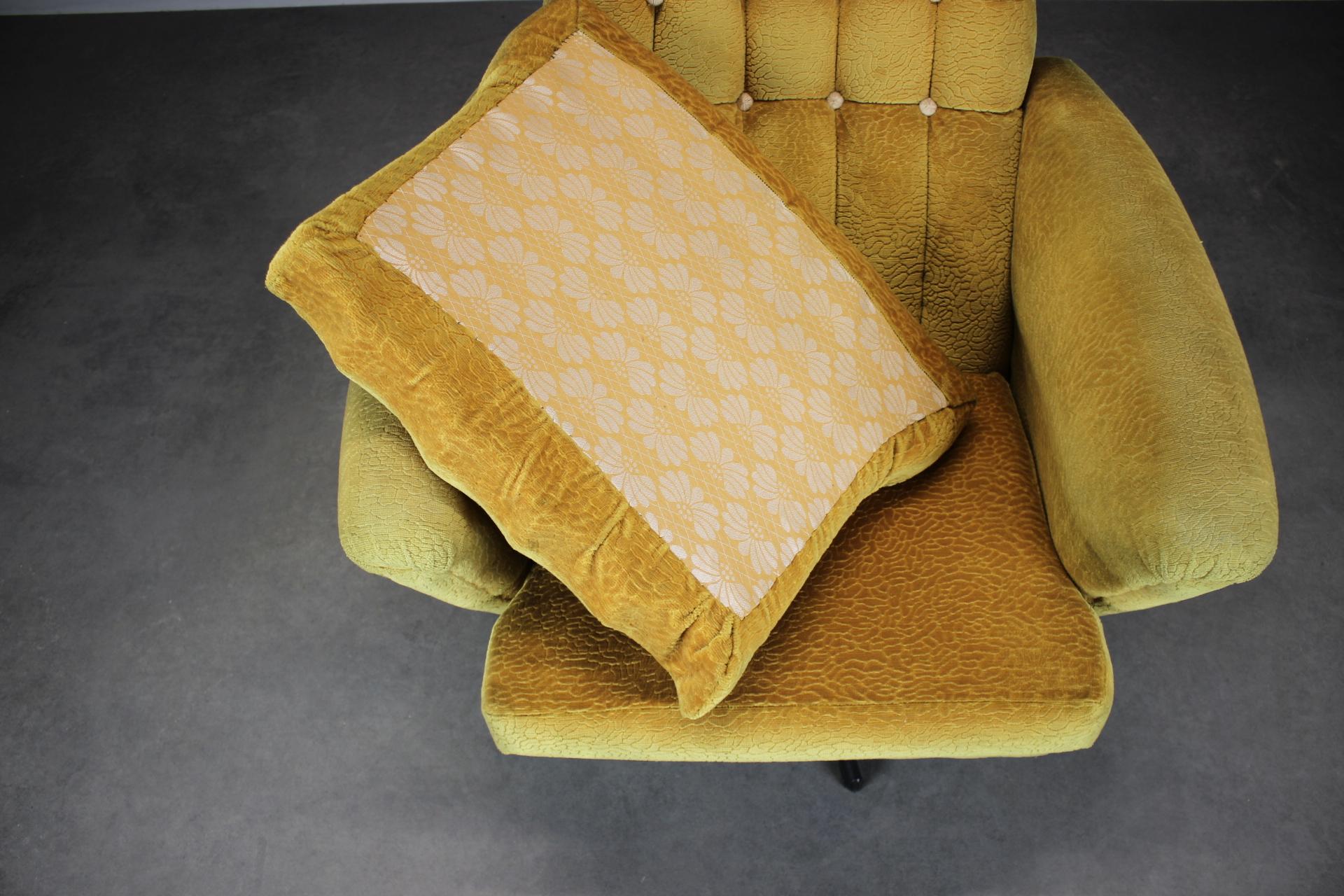 1960s Mid-Century Wingback Swivel Lounge Chair from Czechoslovakia en Bueno estado para la venta en Praha, CZ