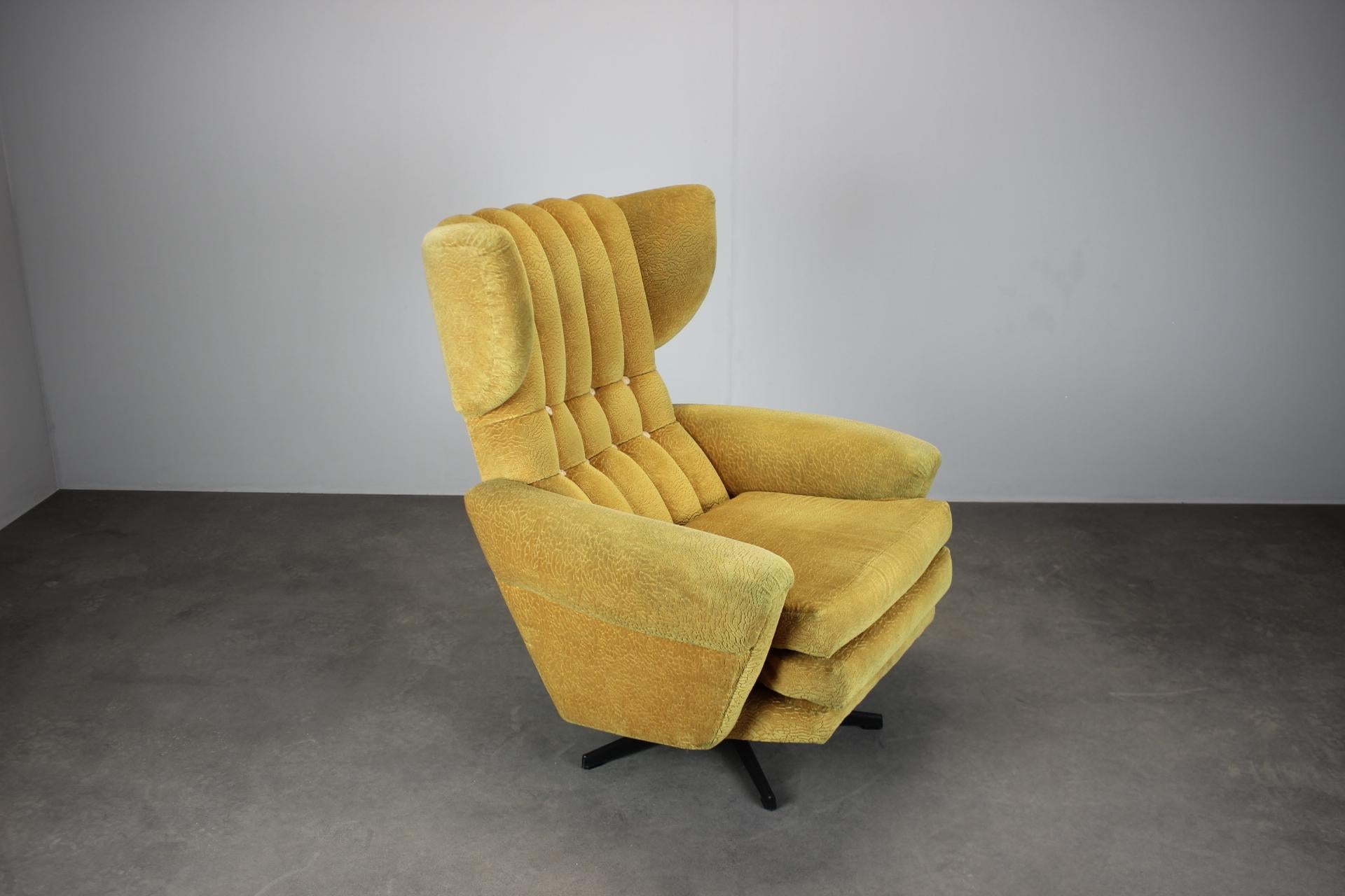 1960s Mid-Century Wingback Swivel Lounge Chair from Czechoslovakia mediados del siglo XX en venta