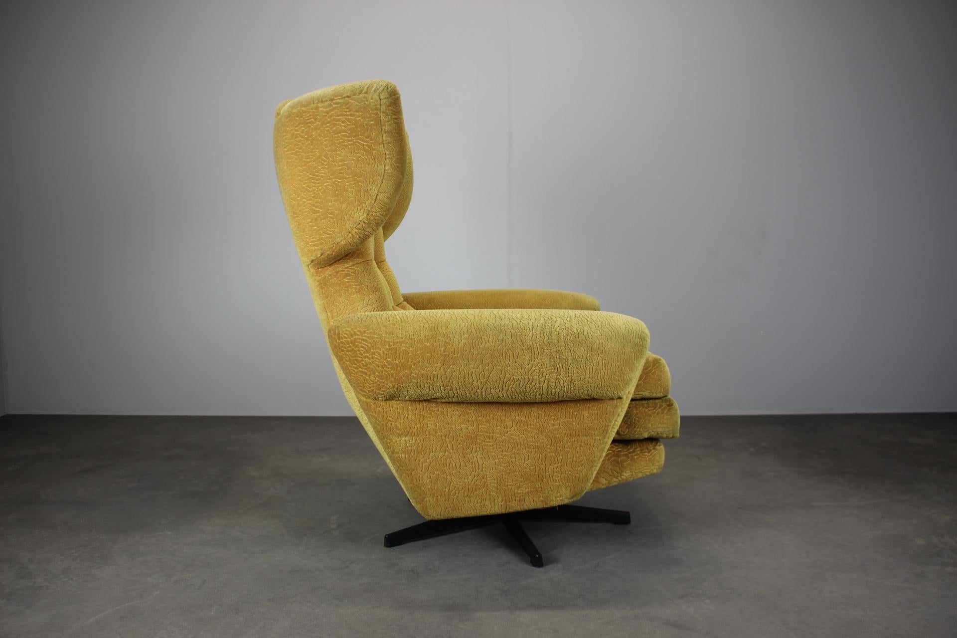 1960s Mid-Century Wingback Swivel Lounge Chair from Czechoslovakia Metal en venta
