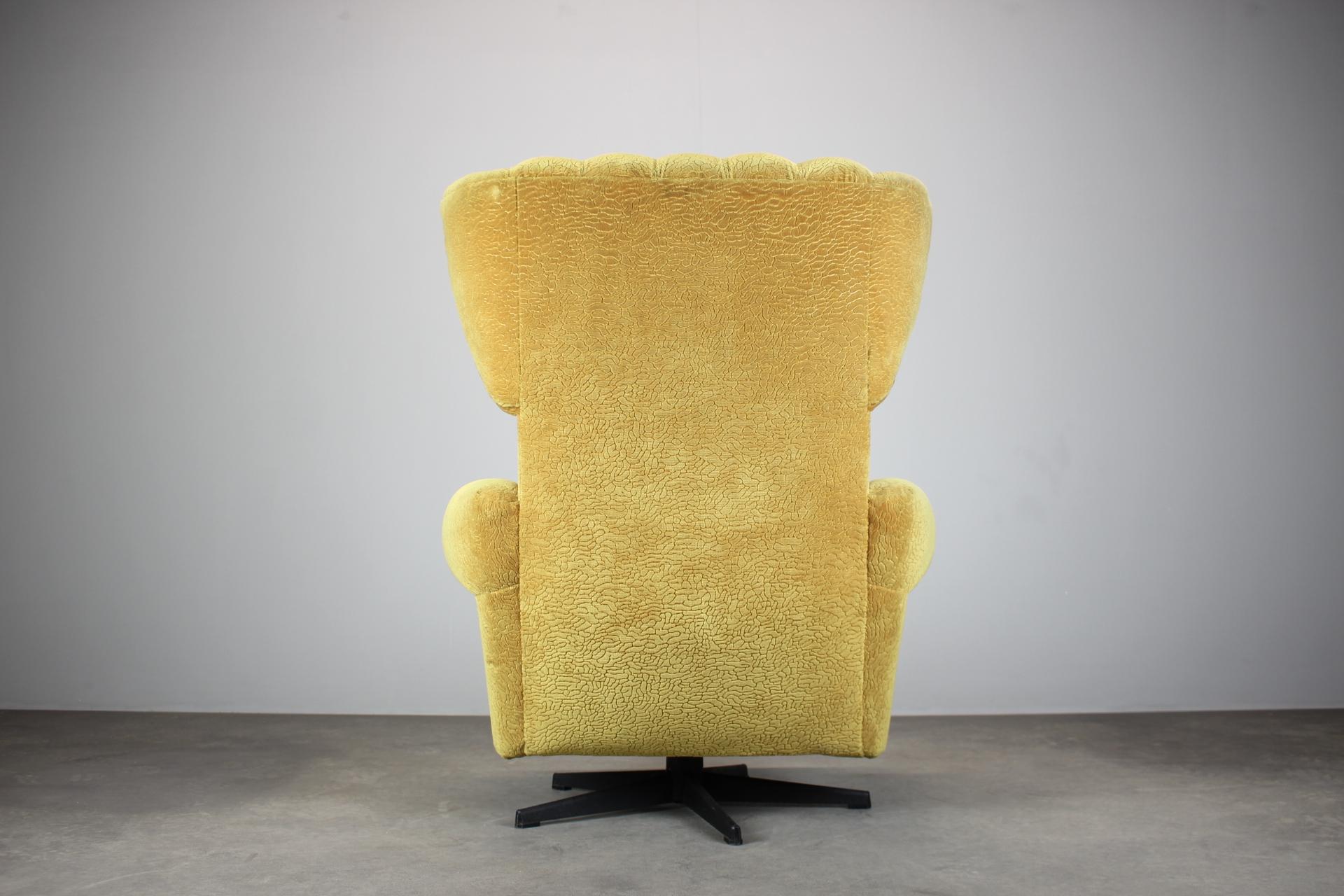 1960s Mid-Century Wingback Swivel Lounge Chair from Czechoslovakia en venta 1