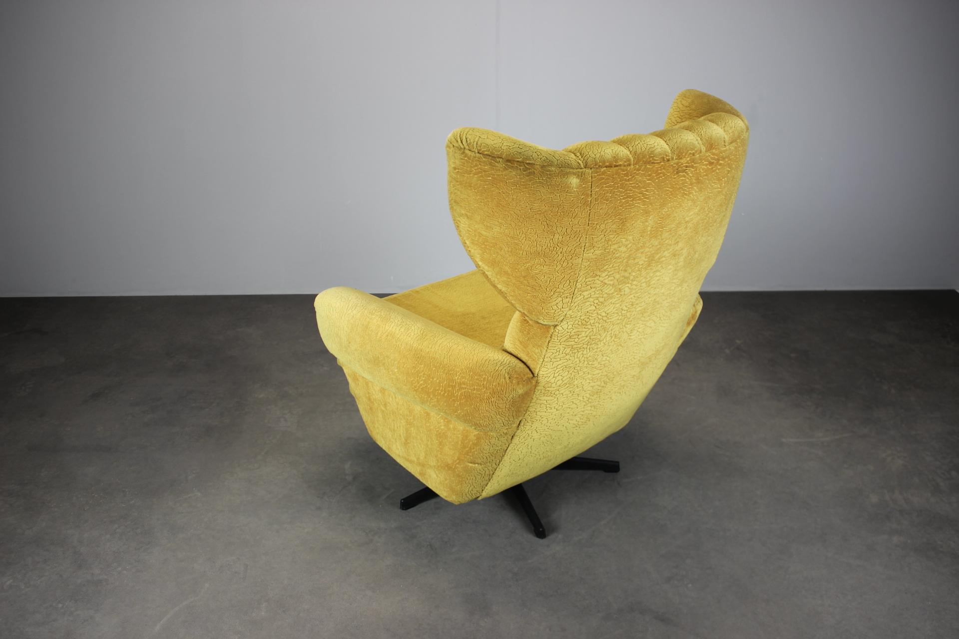 1960s Mid-Century Wingback Swivel Lounge Chair from Czechoslovakia en venta 2