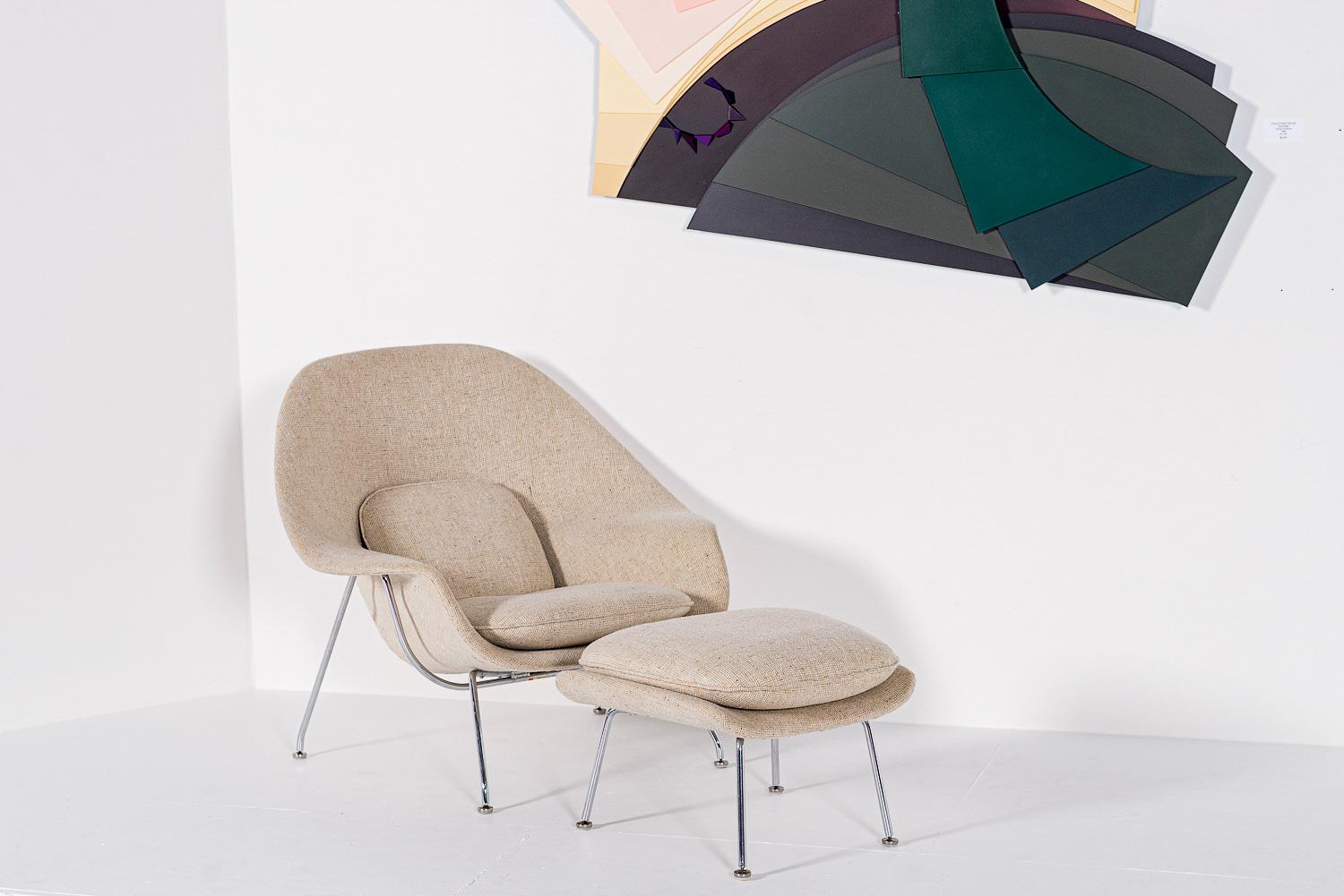 The mid century classic modern Saarinen for Knoll Womb lounge chair and ottoman was designed by Eero Saarinen in 1946 in response to Florence Knoll's request for 'a chair that was like a basket full of pillows - something she could really curl up