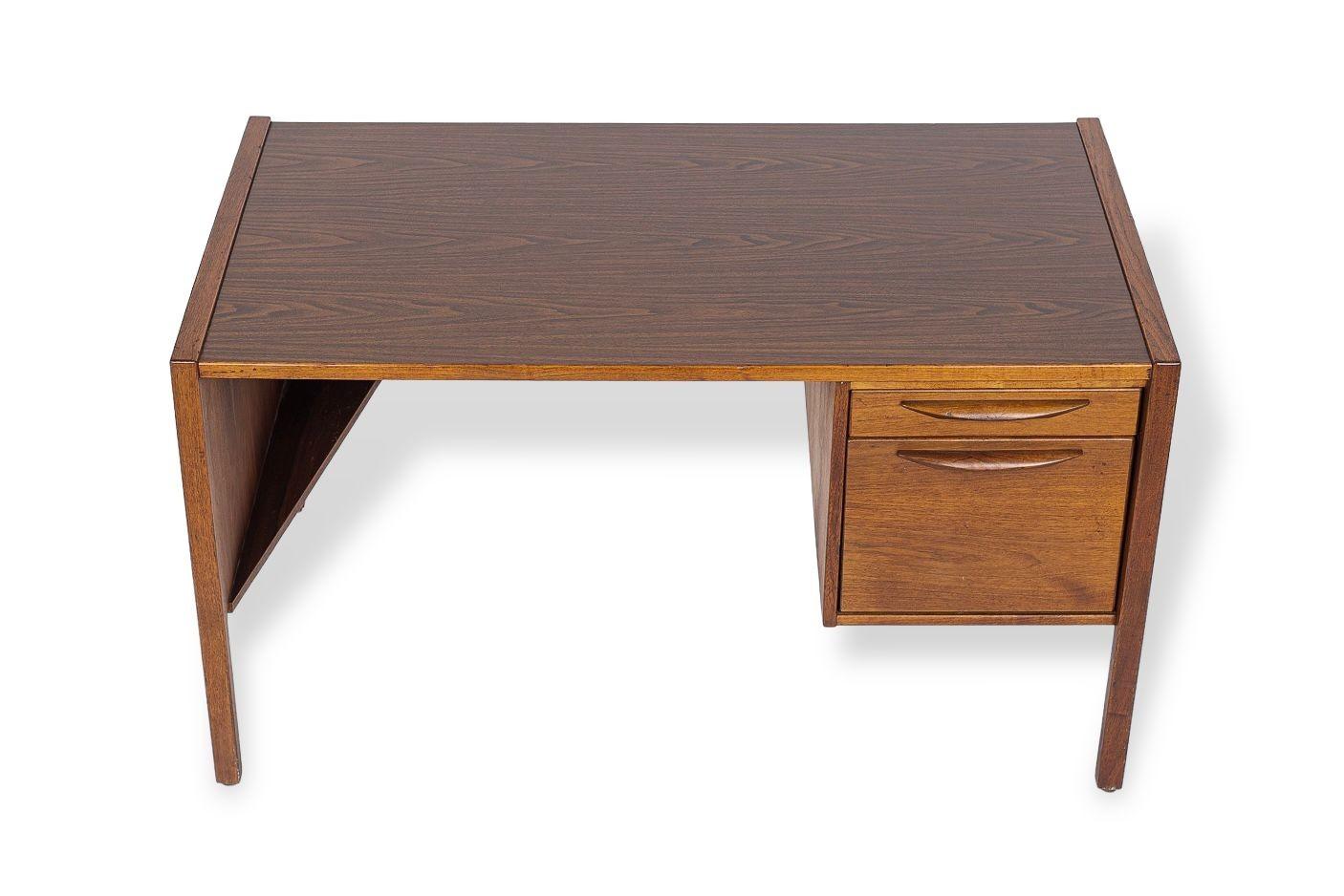 Mid-Century moderno Scrivania in Wood e laminato del 1960 di Jens Risom in vendita