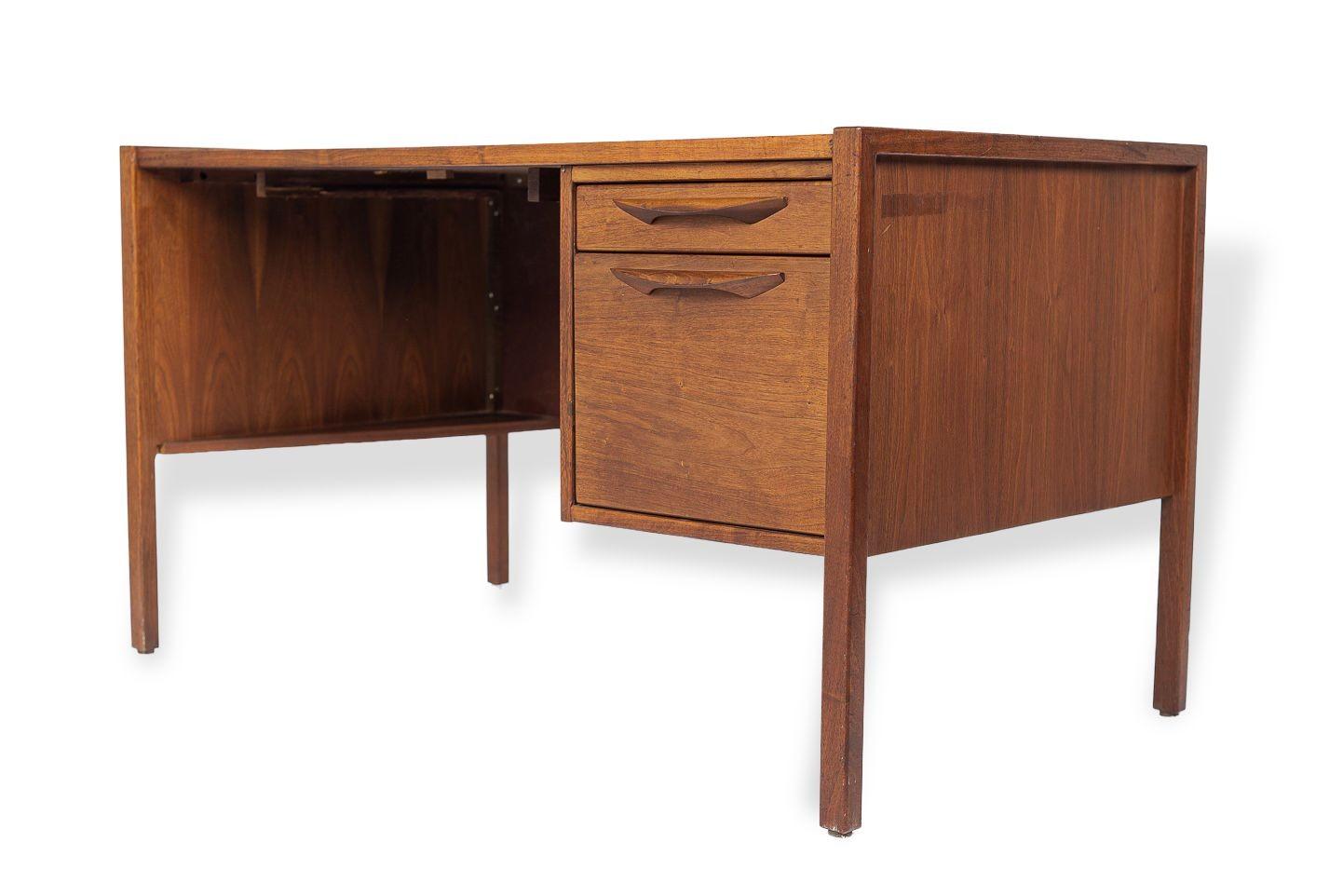 Scrivania in Wood e laminato del 1960 di Jens Risom In condizioni buone in vendita a Detroit, MI