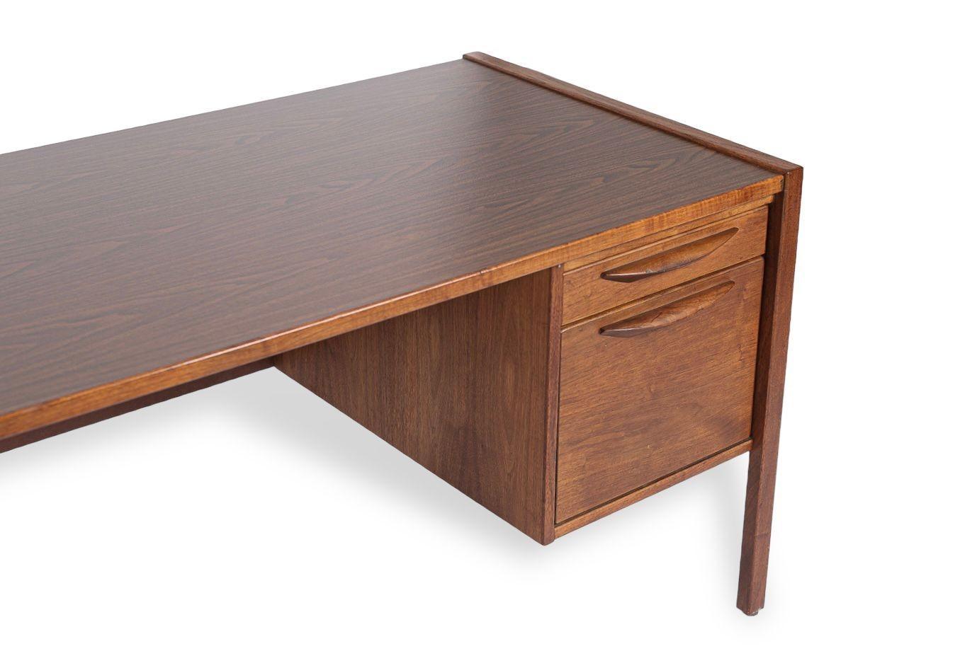 Noce Scrivania in Wood e laminato del 1960 di Jens Risom in vendita
