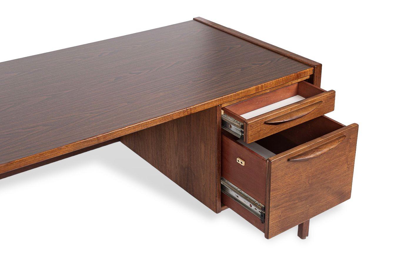 Scrivania in Wood e laminato del 1960 di Jens Risom in vendita 1