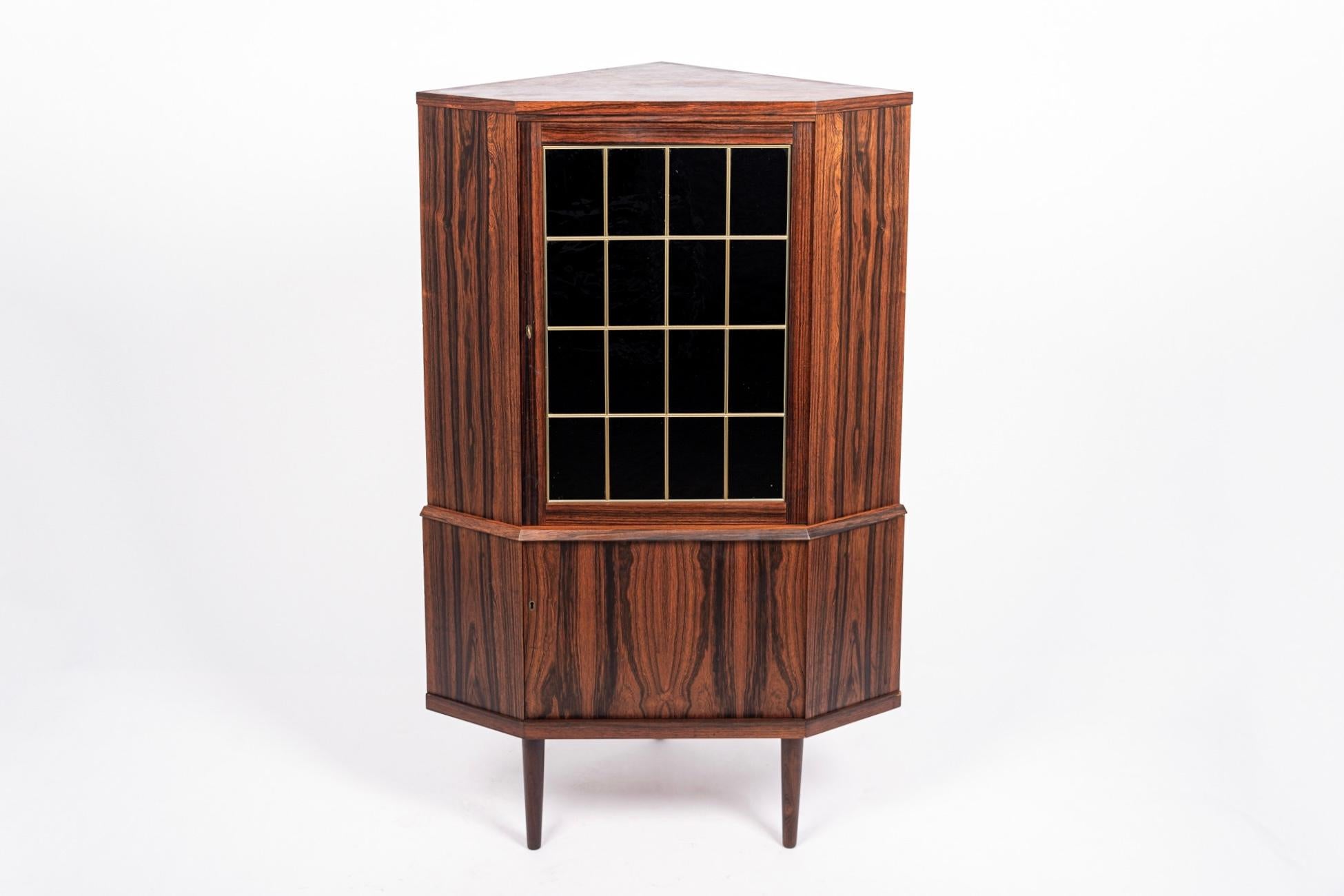 Mid-Century Modern 1960s Midcentury Danish Rosewood Corner Bar Cabinet en vente