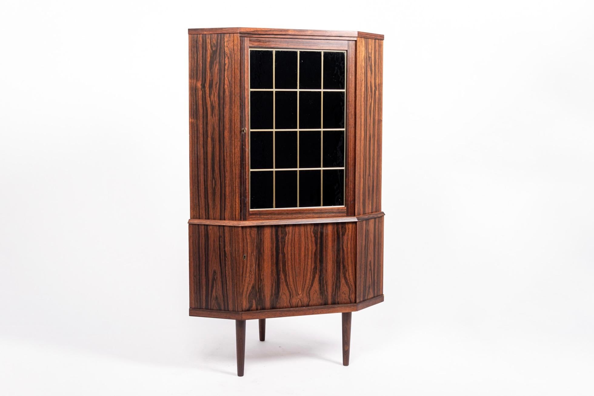 1960s Midcentury Danish Rosewood Corner Bar Cabinet In Good Condition For Sale In Detroit, MI