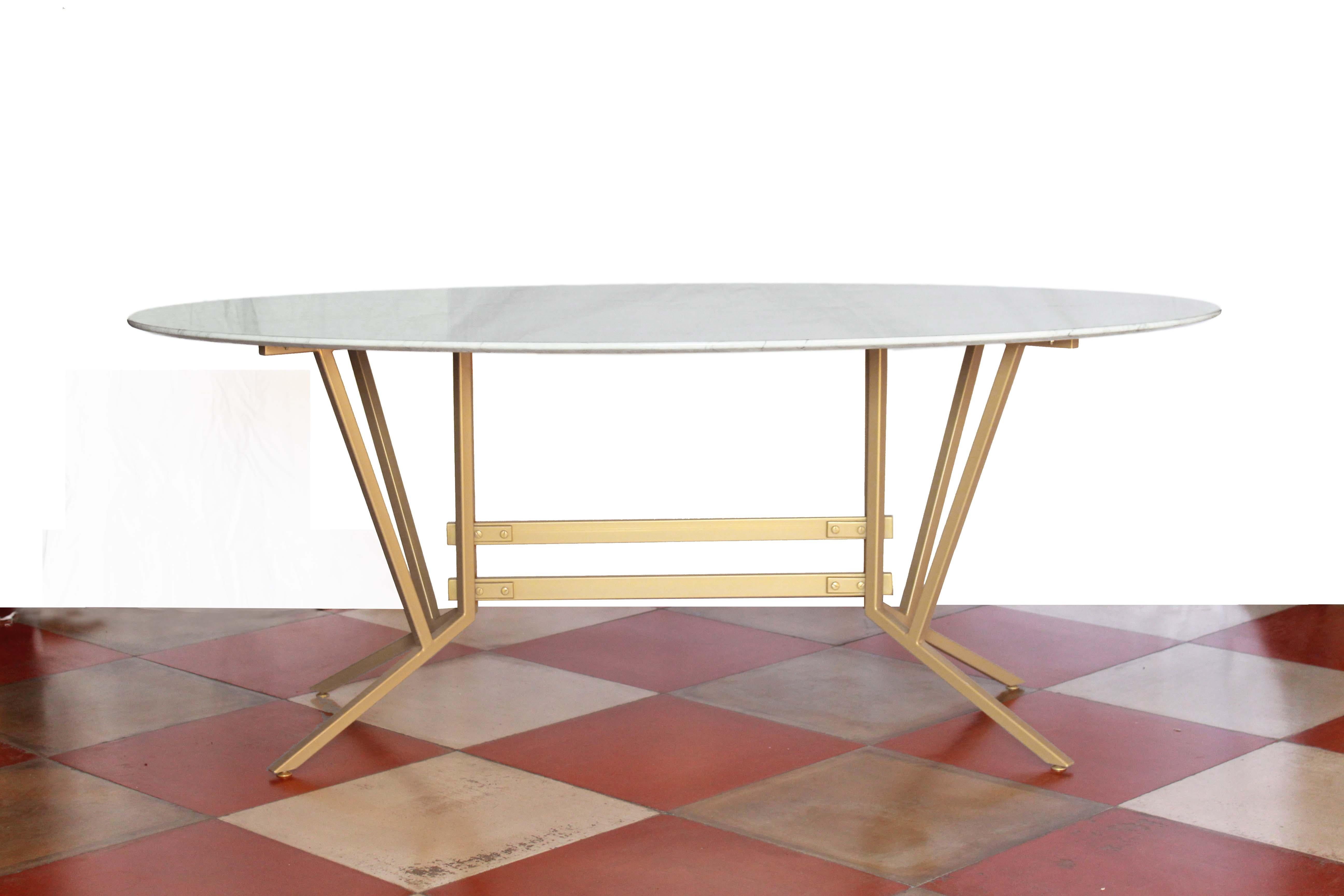 An elliptical dining table with Carrara marble top and champagne color iron structure. Suitable for 6 people. The Carrara top has been cleaned and polished whilist the iron structure has been repainted brand new.
In excellent conditions.

  
