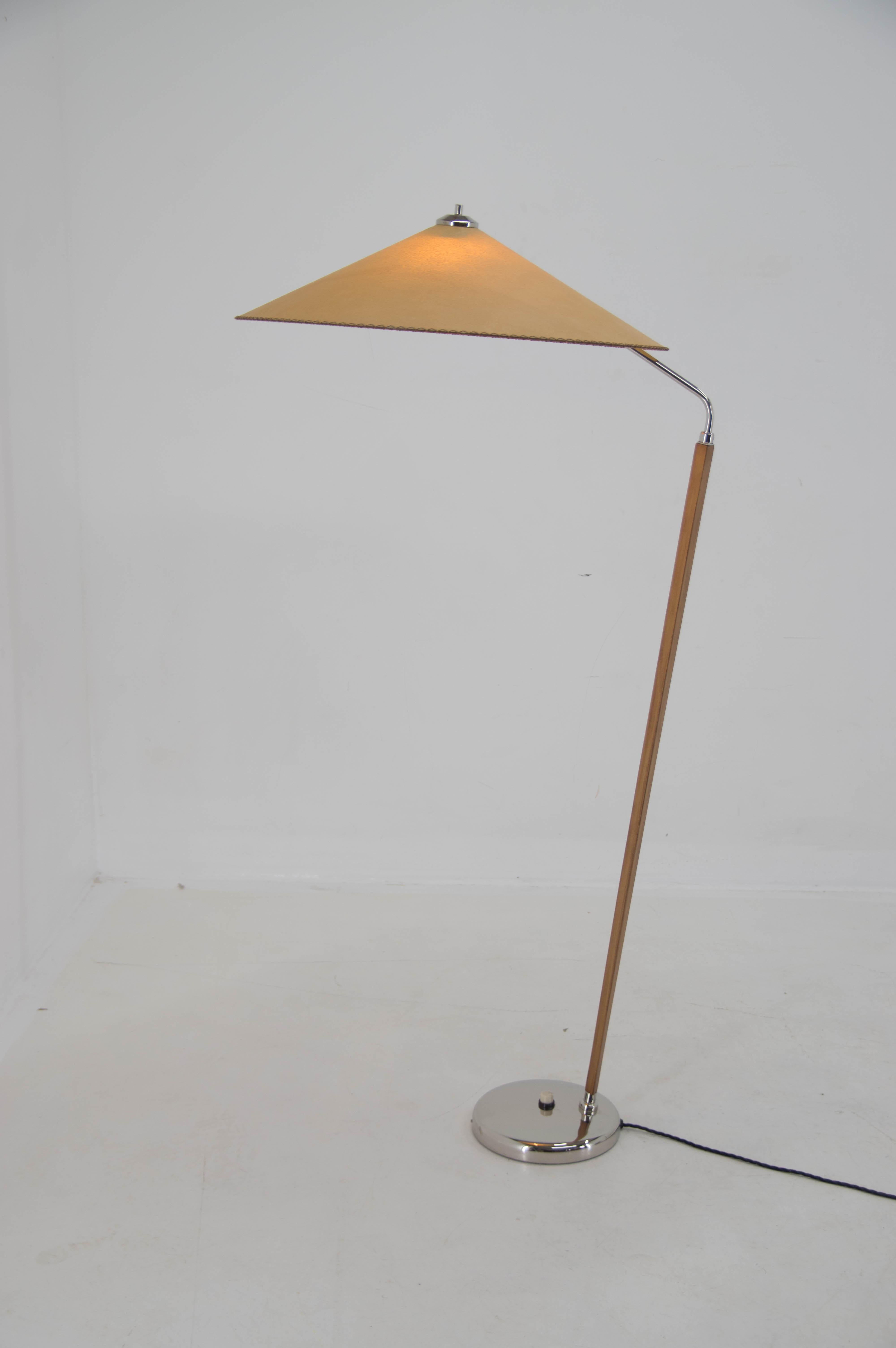 Iconic Zukov floor lamp made in Czechoslovakia in 1960s.
Completely restored, polished, new parchment shade, rewired:
2x40W, E25-E27 bulb
US plug adapter included.