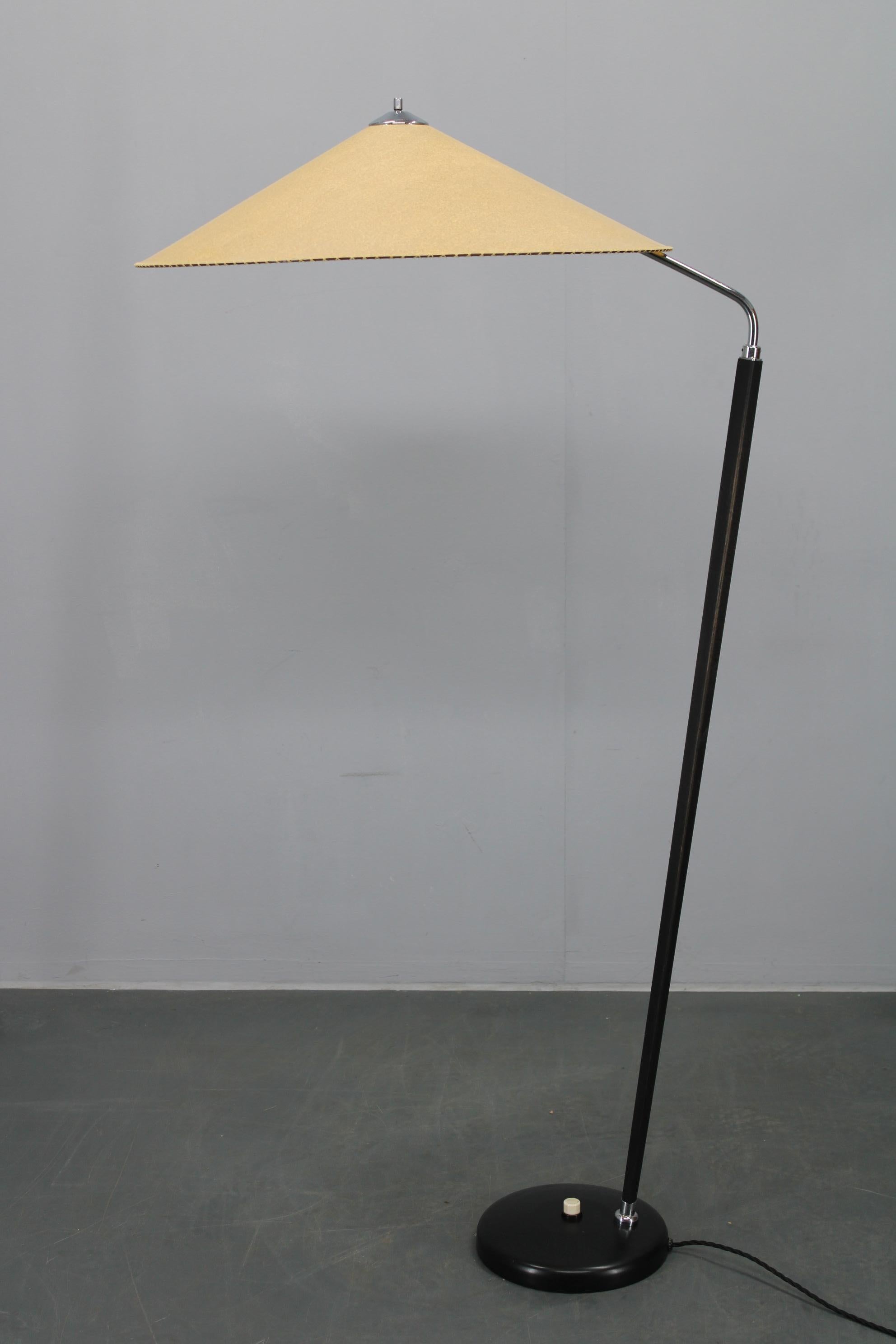 - Icónica lámpara de pie Zukov fabricada en la antigua Checoslovaquia en los años 60
- Completamente restaurado, pulido, nueva pantalla de pergamino
- recableado: 2x bombillas E26-E27 
- Adaptador de enchufe para EE.UU. incluido