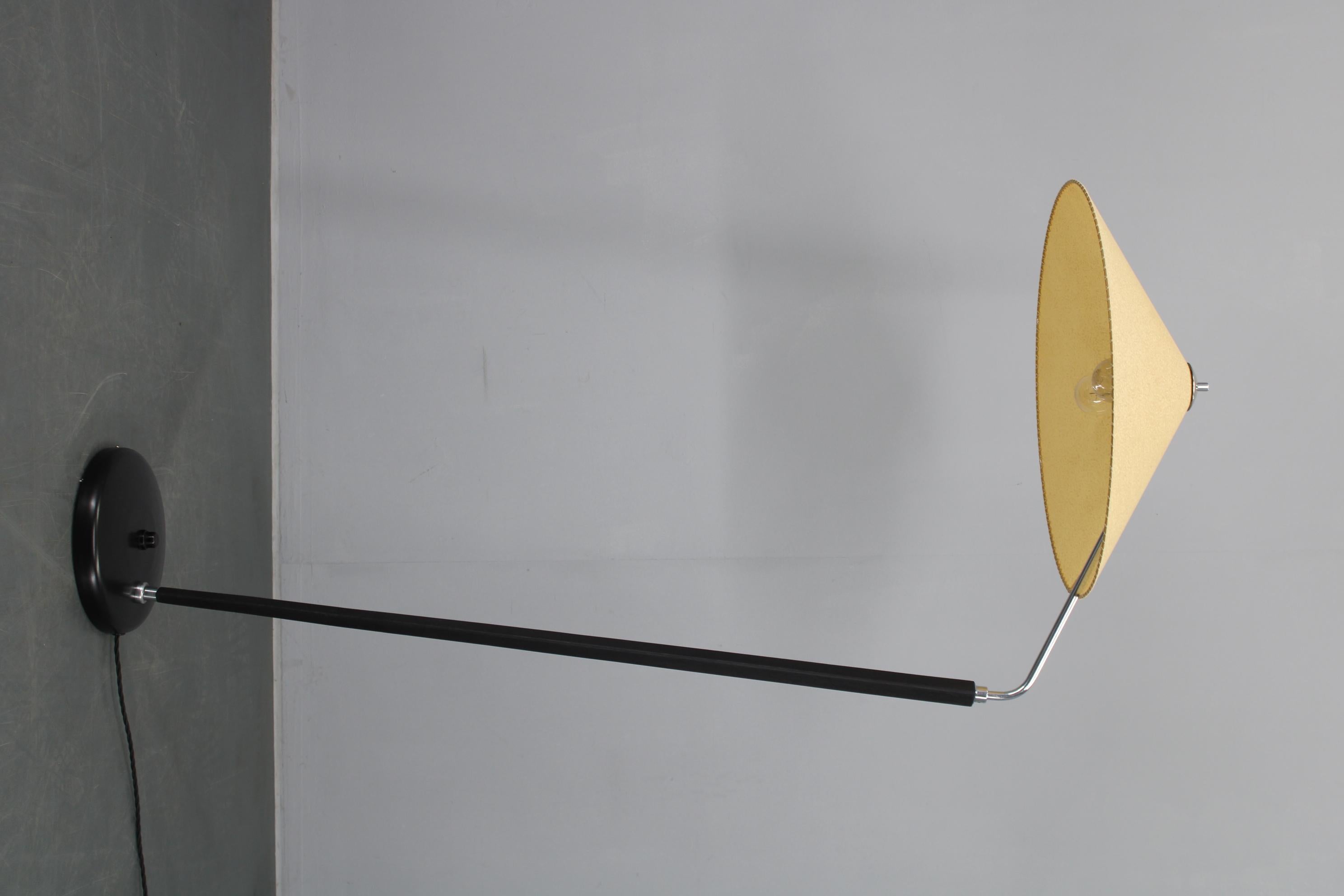 - Iconica lampada da terra Zukov realizzata nell'ex Cecoslovacchia negli anni Sessanta.
- Completamente restaurato, lucidato, nuovo paralume in pergamena
- ricablato: 2x lampadine E26-E27 
- Adattatore per spina USA incluso.