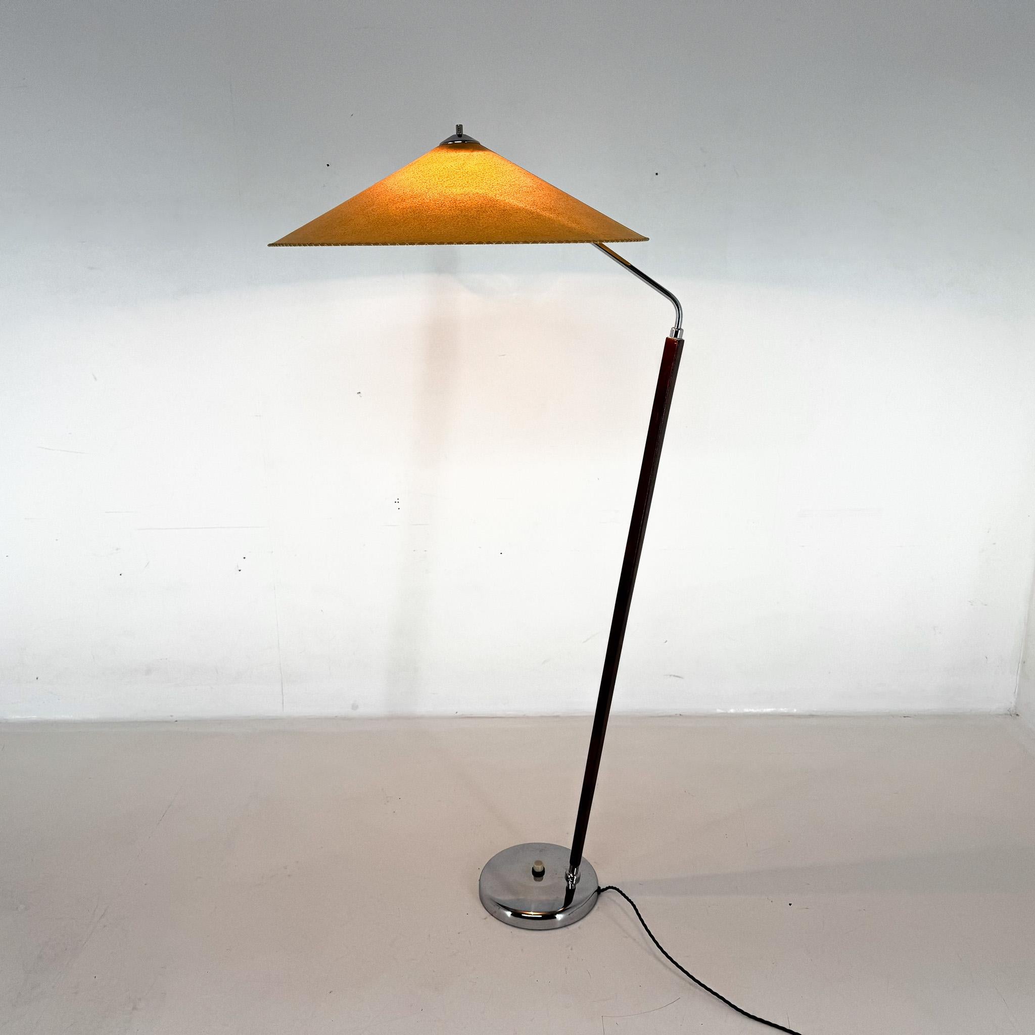 Stehlampe aus der Mitte des Jahrhunderts „Japanischer Stil“ von Zukov, Tschechoslowakei, 1960er Jahre (Moderne der Mitte des Jahrhunderts) im Angebot