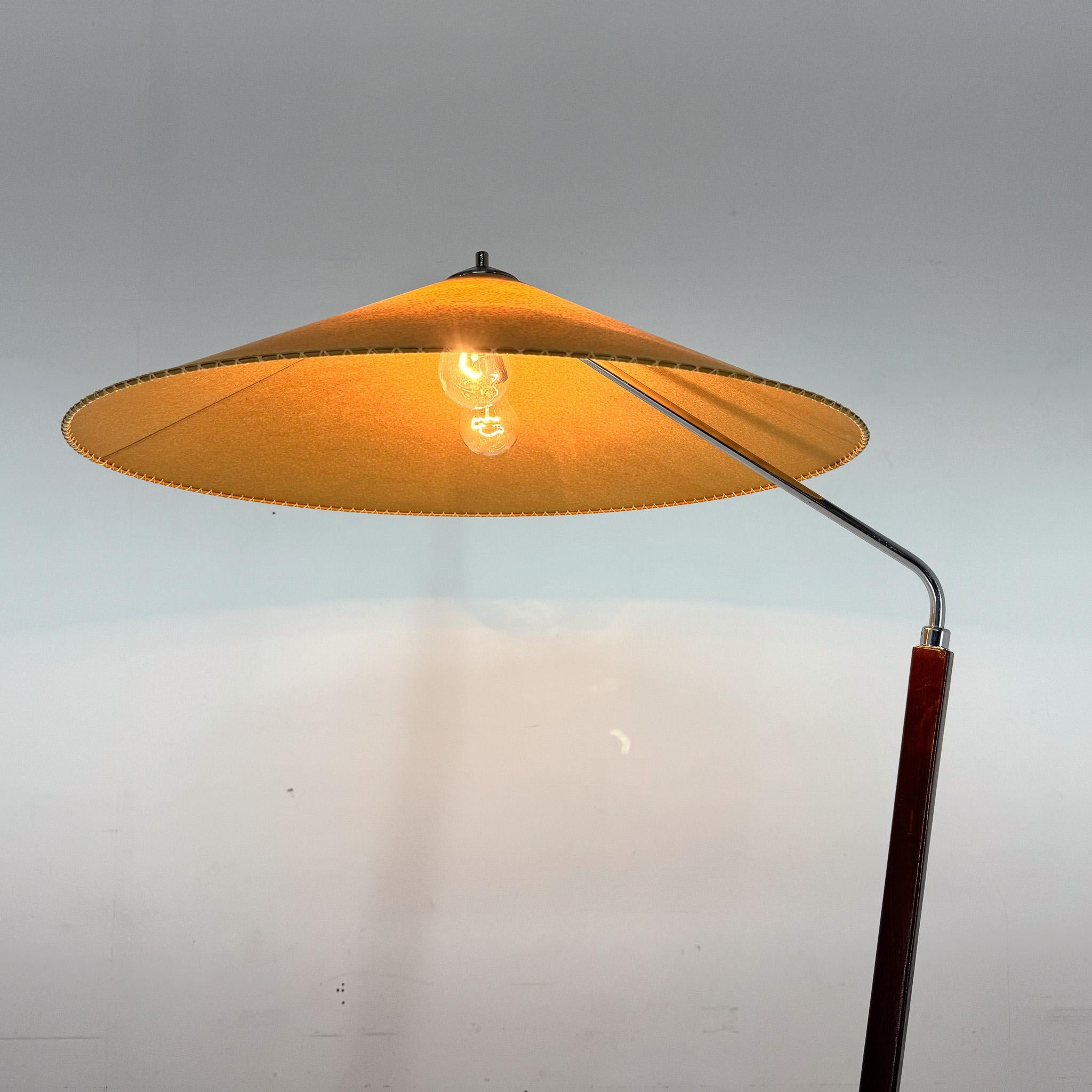 Stehlampe aus der Mitte des Jahrhunderts „Japanischer Stil“ von Zukov, Tschechoslowakei, 1960er Jahre (Tschechisch) im Angebot