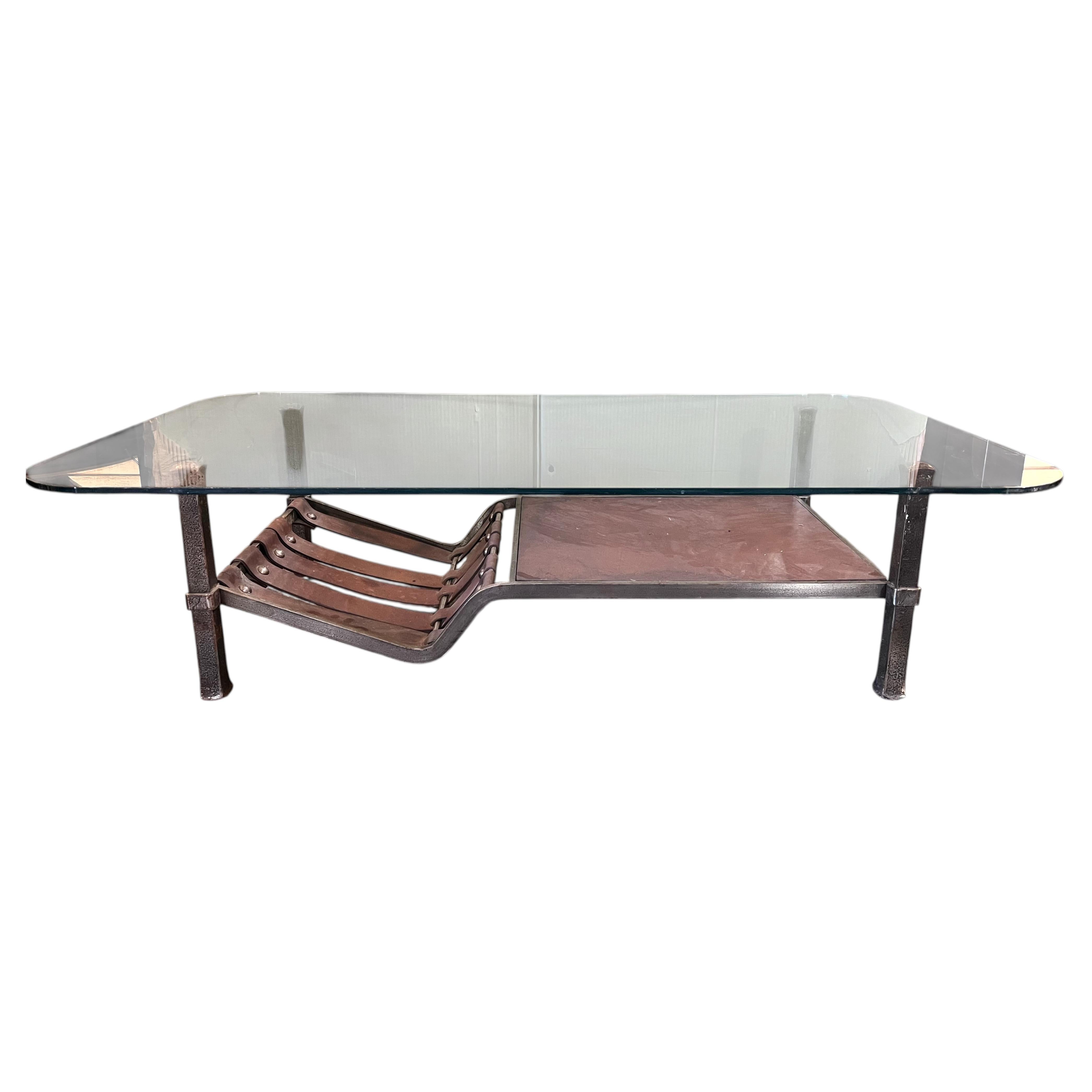 Table basse française des années 1960, de style Jacques Adnet, en cuir et fer forgé