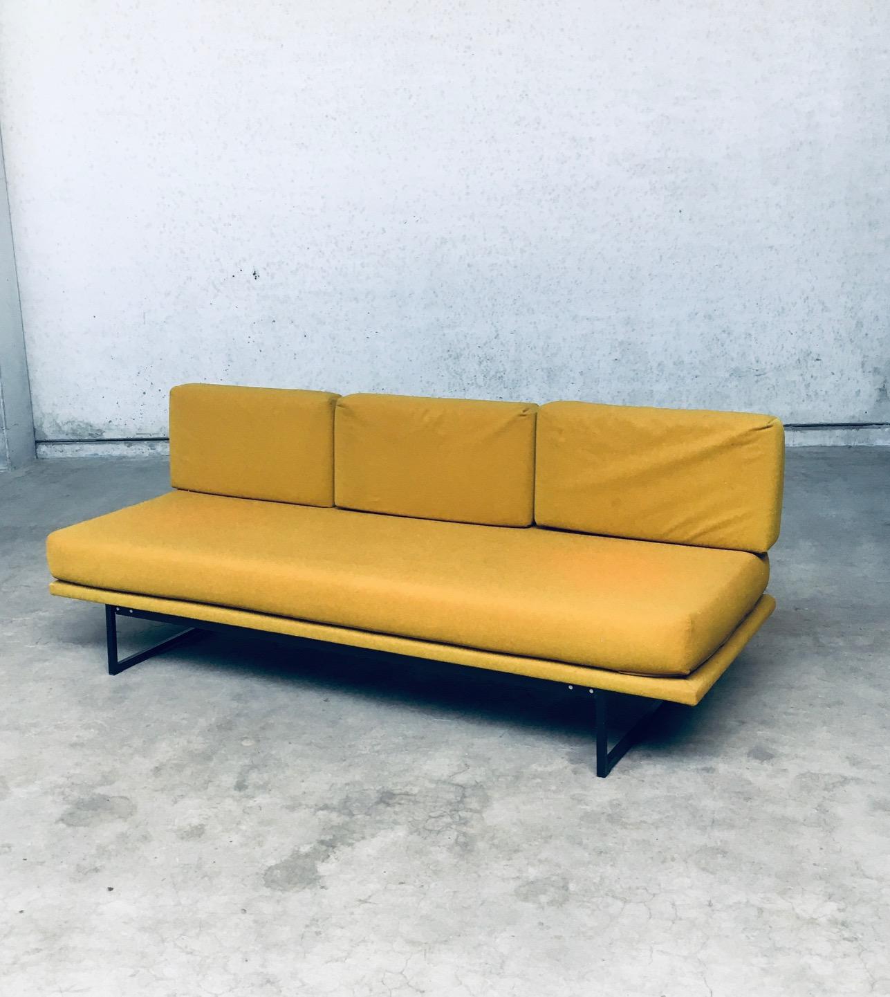 Vintage Midcentury Modern Dutch Design 3 Seat Sofa Bench, fabriqué aux Pays-Bas dans les années 1960. Design minimaliste sur ce canapé ou banc bas. Tous les coussins et revêtements d'origine sont de couleur jaune ocre et sont montés sur un cadre en