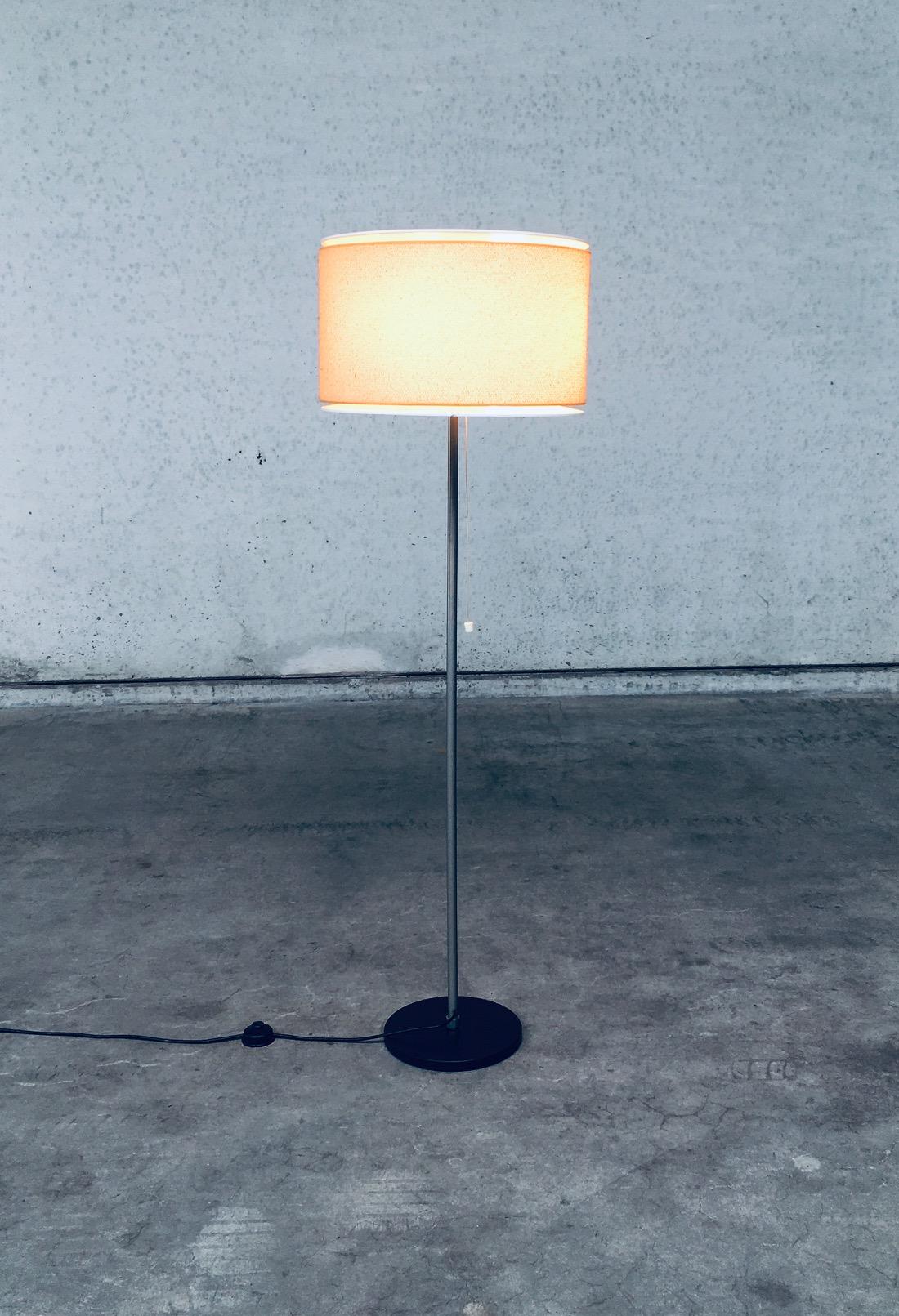 Lampada da terra vintage Midcentury Modern Design/One. Realizzato nei Paesi Bassi, periodo degli anni '60. Base cromata e laccata nera con parte superiore e inferiore in metallo bianco sagomato su un paralume di carta. Puoi accenderlo in 3 diverse